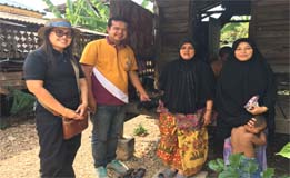 มอบผ้าพลาสติก สำหรับปูบ่อปลา ให้แก่เกษตรที่ตกเกณฑ์จปฐ...คลิก