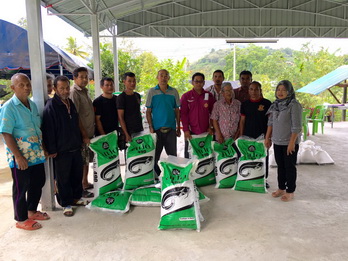 มอบปัจจัยการผลิตโครงการส่งเสริมอาชีพการเกษตรในจังหวัดชายแดนภาคใต้ อำเภอธารโต จังหวัดยะลา