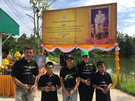 ร่วมพิธีทำบุญตักบาตรถวายเป็นพระราชกุศลแด่พระบาทสมเด็จพระปรมินทรมหาภูมิพลอดุลยเดช บรมนาถบพิตร และถวายพระพรชัยมงคลถวายพระราชกุศลแด่สมเด็จพระนางเจ้าสิริกิติ์ พระบรมราชินีนาถ ในรัชกาลที่ 9 และสมเด็จพระเจ้าอยู่หัว เนื่องในโอกาสวันเฉลิมพระชนมพรรษา 65 พรรษา สมเด็จพระเจ้าอยู่หัวมหาวชิราลงกรณ บดินทรเทพยวรางกูร 28 กรกฎาคม 2560..คลิก