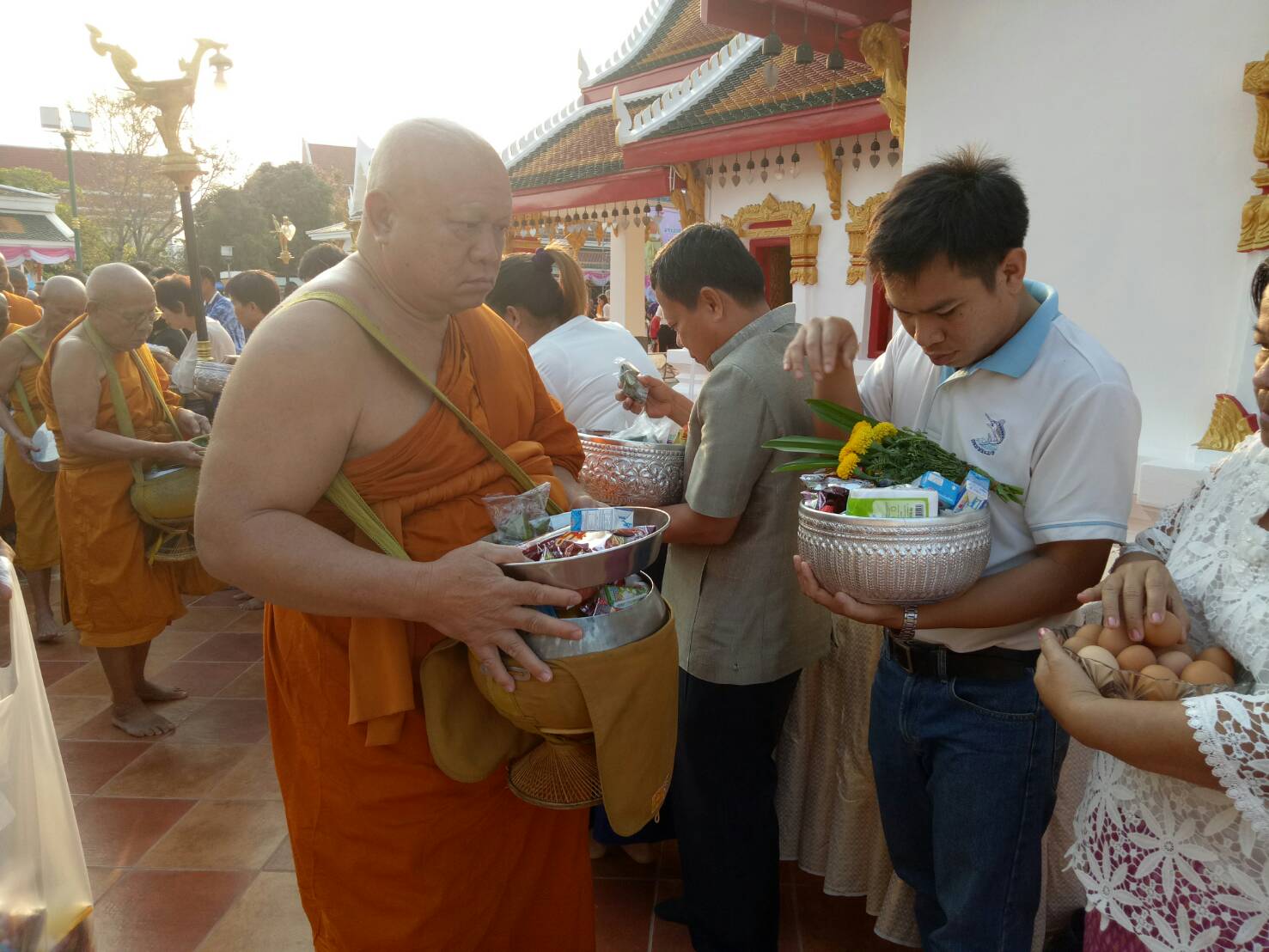 ทำบุญตักบาตรเนื่องในวันมาฆบูชา