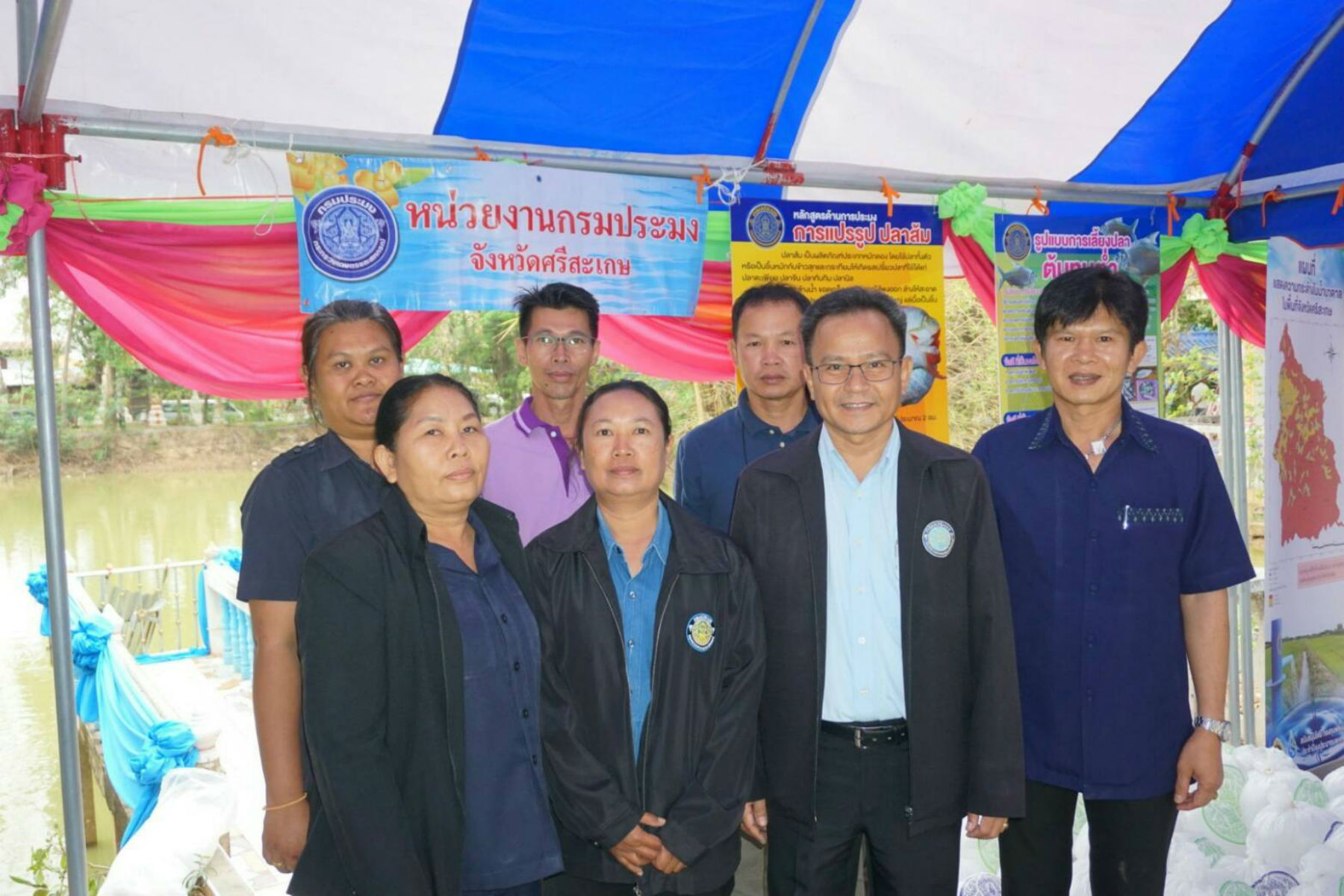 นายศุภกิตติ์ ใสกระจ่าง ประมงจังหวัดศรีสะเกษและคณะ ร่วมให้บริการจังหวัดเคลื่อนที่  ณ วัดโพธิ์ศรีต.โนนเพ็ก อ.พยุห์จ.ศรีสะเกษ..คลิก