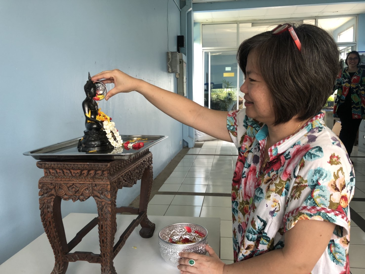 นักวิชาการประมงและเจ้าหน้าที่ศูนย์วิจัยและพัฒนาประมงอ่าวไทยตอนบน (สมุทรปราการ) ร่วมสรงน้ำพระ..คลิก