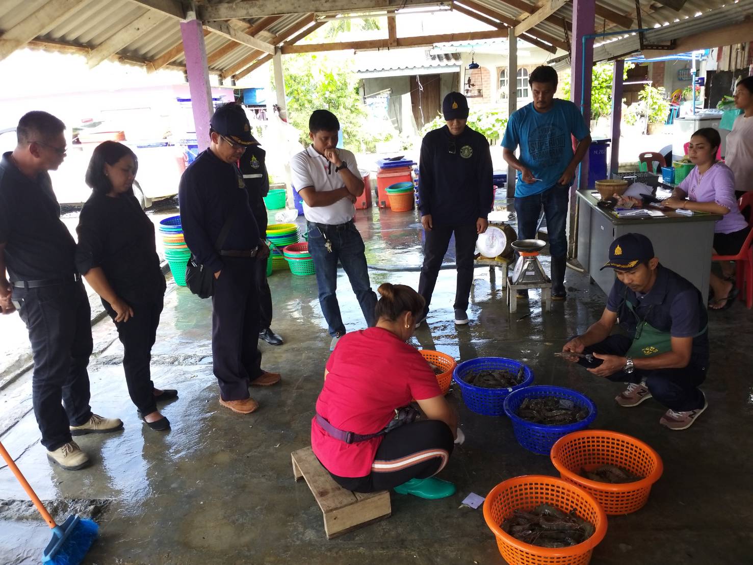 ออกตรวจแพรับซื้อสัตว์น้ำ ท่าเทียบเรือประมง และประชาสัมพันธ์ประกาศจังหวัดนครศรีธรรมราช เรื่อง ห้ามมิให้ผู้ใดมีไว้ในครอบครองเพื่อการค้าซึ่งสัตว์น้ำโดยรู้ว่าได้มาโดยการกระทำความผิด..คลิก
