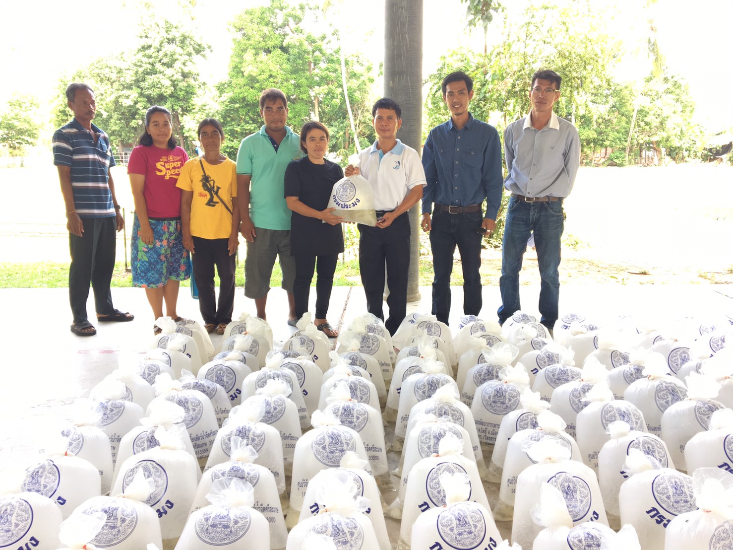 สำนักงานประมงจังหวัดศรีสะเกษร่วมสนับสนุนปัจจัยการผลิตและให้คำแนะนำด้านการเพาะเลี้ยงสัตว์น้ำแก่เกษตรกร