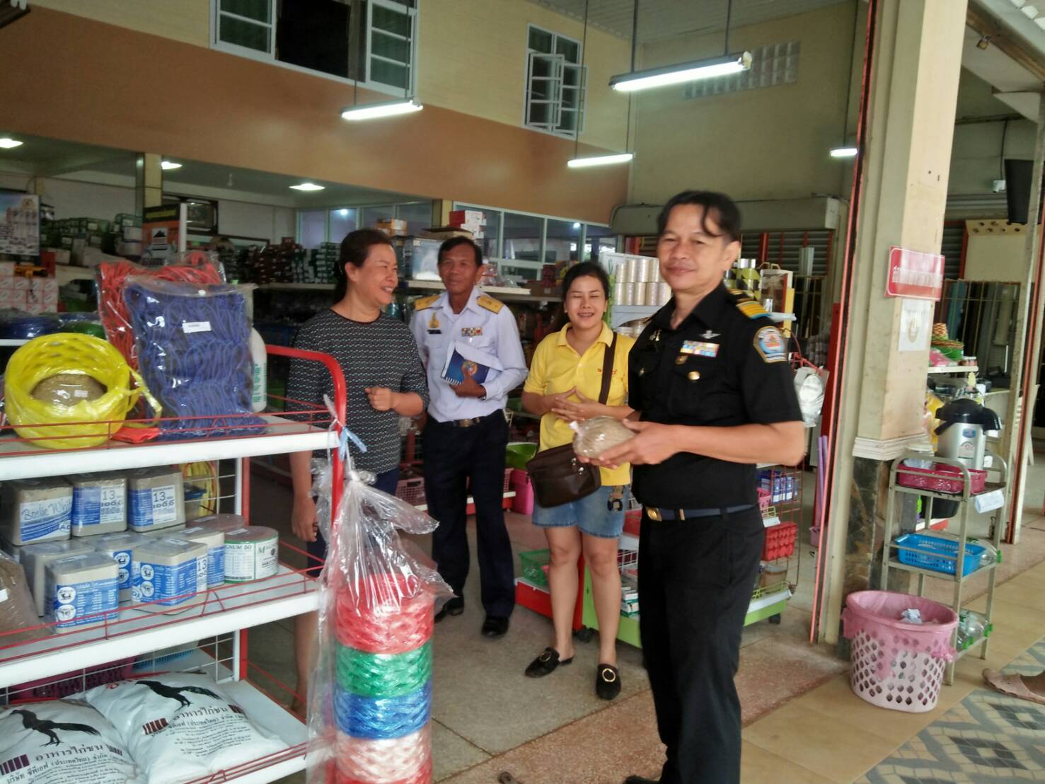 สำนักงานประมงจังหวัดศรีสะเกษร่วมกิจกรรมการเข้าตรวจสอบร้านค้าอาหารสัตว์