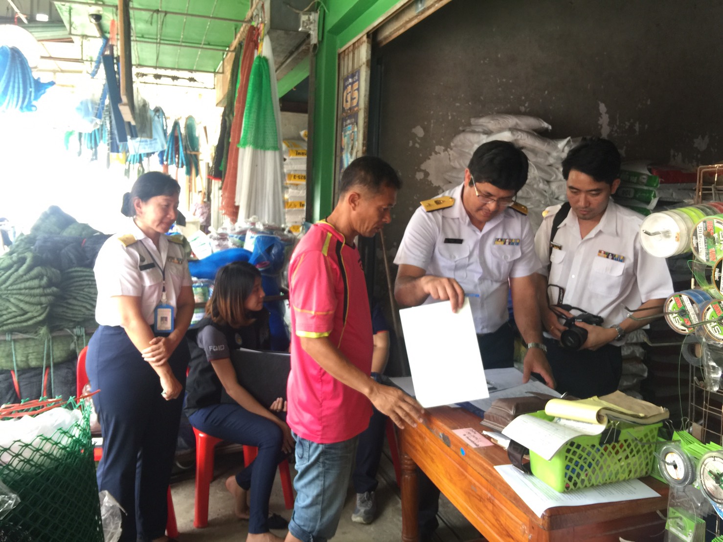 ร่วมตรวจสอบร้านจำหน่ายปัจจัยการผลิตกับกลุ่มสารวัตรและกักกันสัตว์น้ำ กรมประมง..คลิก