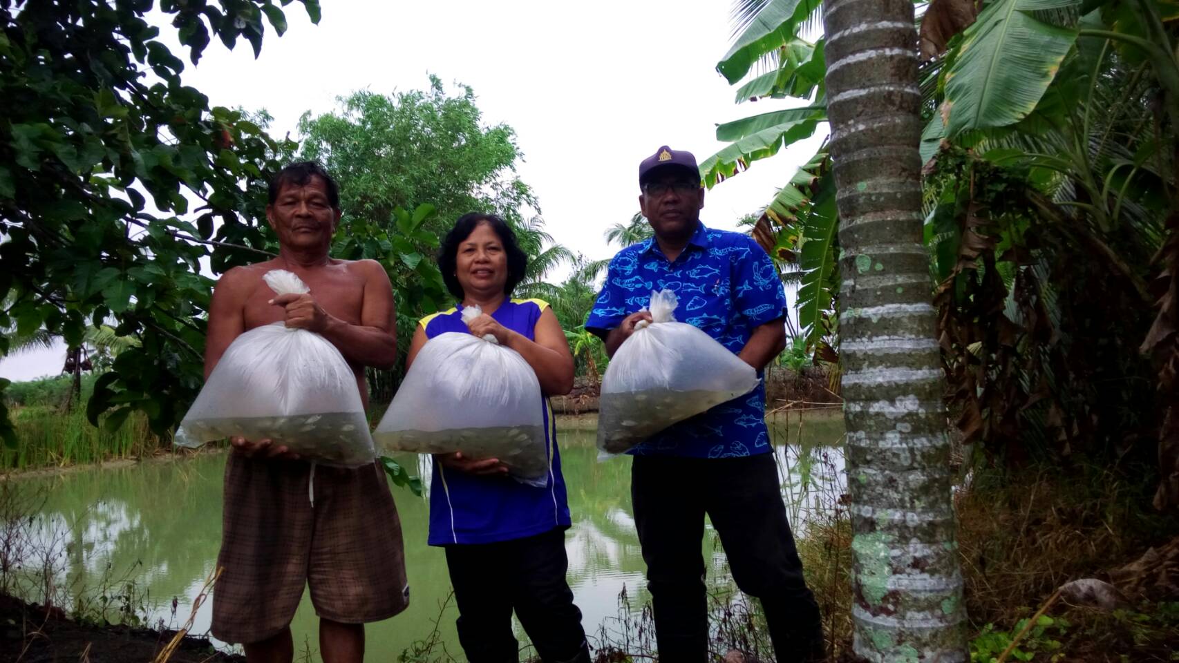 สำนักงานประมงจังหวัดนครศรีธรรมราช มอบปัจจัยการผลิตให้เกษตรกรต้นแบบเกษตรทฤษฎีใหม่ด้านการประมง โครงการพัฒนาเกษตรกรรมยั่งยืน ประจำปี 2562 พื้นที่อำเภอเฉลิมพระเกียรติ..คลิก