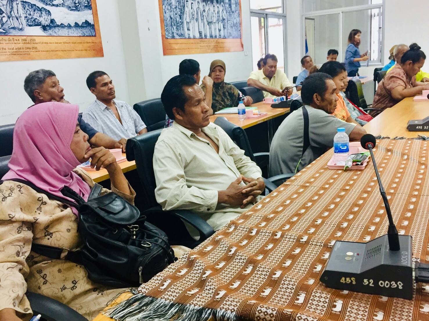 ประชุมประชาคมการขอรับความช่วยเหลือของเกษตรกรผู้เลี้ยงปลาในกระชัง ที่ประสบภัยจากพายุโพดุล..คลิก