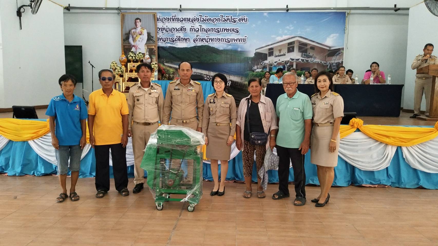 การประชุมประจำเดือนกำนัน ผู้ใหญ่บ้าน ฯลฯ อำเภอองครักษ์ พร้อมทั้งร่วมส่งมอบเครื่องสับหญ้าเนเปียร์ รุ่น T01 ให้เกษตรกรสมาชิกแปลงใหญ่ปลานิล..คลิก