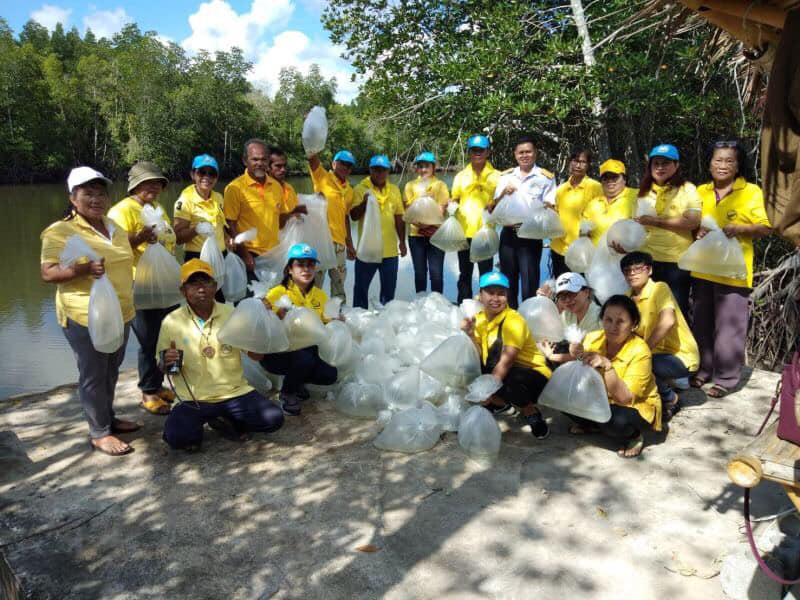 สำนักงานประมงจังหวัดนครศรีธรรมราชร่วมกับชาวประมงพื้นบ้านอำเภอขนอมปล่อยกุ้งกุลาดำ 2,250,000 ตัว และปล่อยปลากะพงขาว 60,000 ตัว ตามโครงการพัฒนาอาชีพและเสริมสร้างความเข้มแข็งของชุมชนประมงพื้นบ้าน พื้นที่อำเภอขนอม จังหวัดนครศรีธรรมราช..คลิก