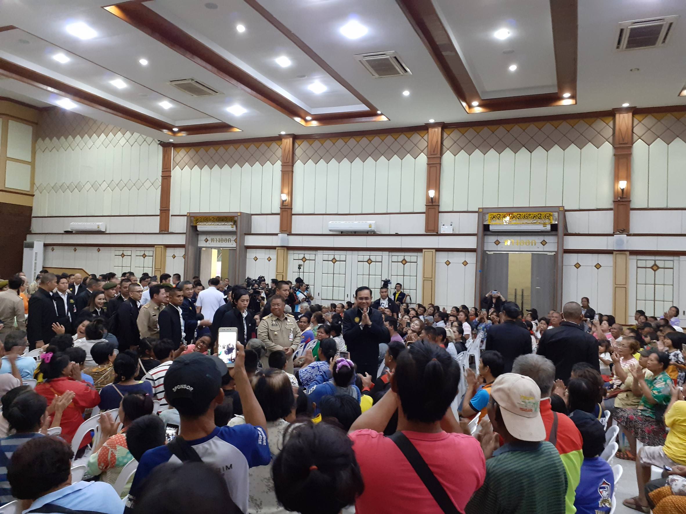 นายประจักษ์ แสนภักดี ประมงอำเภอวารินชำราบ ร่วมต้อนรับ พลเอกประยุทธ์ จันทร์โอชา นายกรัฐมนตรี และคณะ ตรวจเยี่ยมและติดตามการแก้ไขปัญหาอุทกภัยจังหวัดอุบลราชธานี และภาคตะวันออกเฉียงเหนือในพื้นที่จังหวัดอุบลราชธานี..คลิก