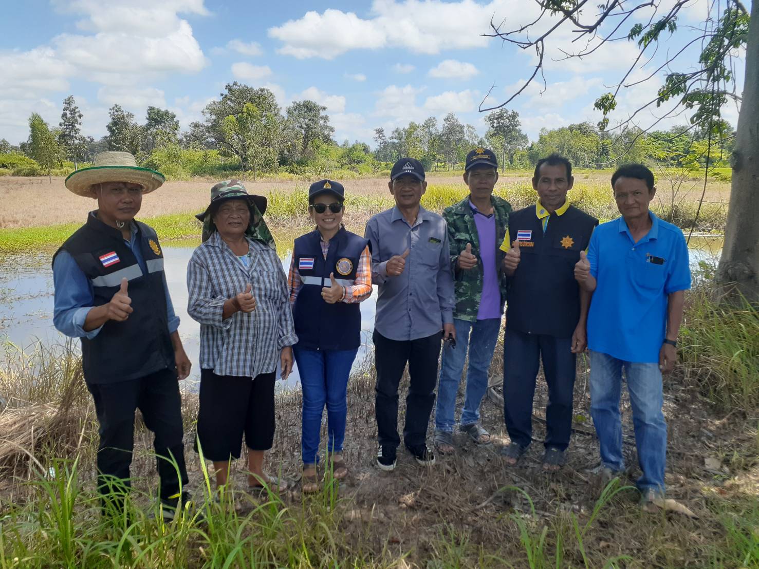 นางสาวพิทยารัตน์  สุวะมาตย์ ประมงอำเภอเดชอุดม พร้อมคณะอนุกรรมการตรวจสอบความเสียหาย ลงพื้นที่ตรวจสอบความเสียหายเกษตรกรผู้เพาะเลี้ยงสัตว์น้ำประสบอุทกภัยจากพายุ