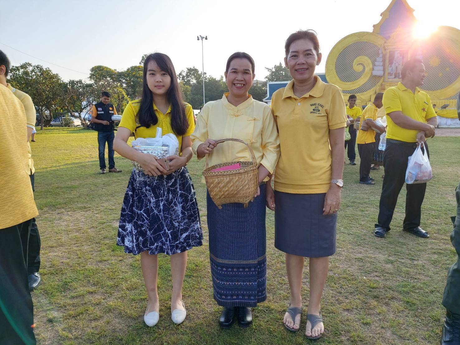 เจ้าหน้าที่ สังกัดสำนักงานประมงจังหวัดอุบลราชธานี  ร่วมพิธีทำบุญตักบาตร ข้าวสาร อาหารแห้ง เนื่องในวันคล้ายวันสวรรคตพระบาทสมเด็จพระบรมชนกาธิเบศร มหาภูมิพลอดุลยเดชมหาราช บรมนาถบพิตร ณ บริเวณลานทุ่งศรีเมือง..คลิก