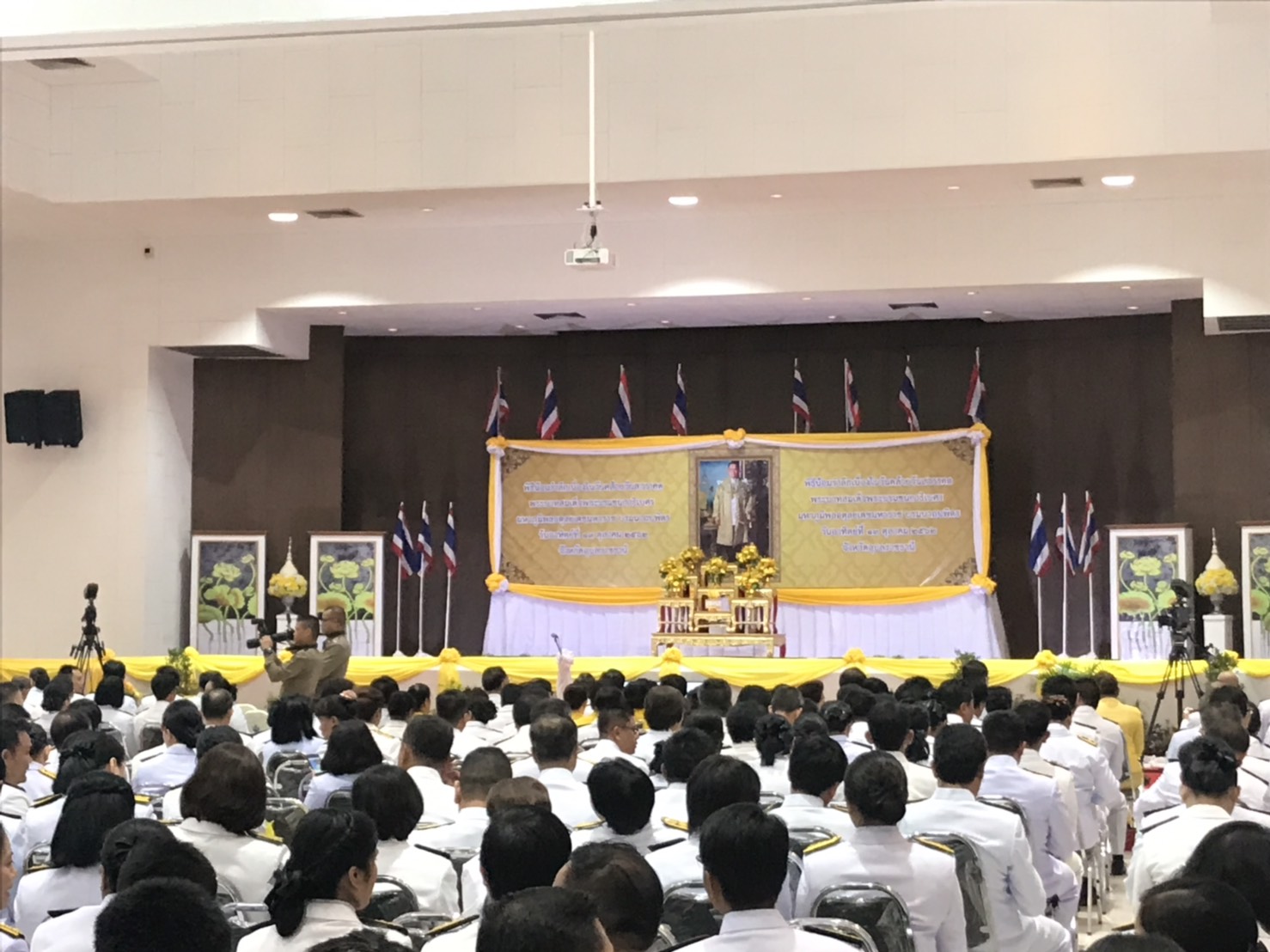 เจ้าหน้าที่สำนักงานประมงจังหวัดอุบลราชธานี ร่วมพิธีจุดเทียนเพื่อน้อมรำลึกในพระมหากรุณาธิคุณพระบาทสมเด็จพระบรมชนกาธิเบศร มหาภูมิพลอดุลยเดชมหาราช บรมนาถบพิตร..คลิก
