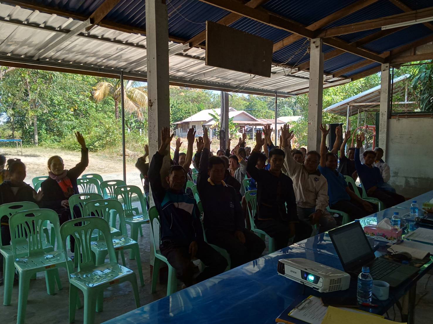 สำนักงานประมงจังหวัดศรีสะเกษและเจ้าหน้าที่ศูนย์วิจัยและพัฒนาการเพาะเลี้ยงสัตว์น้ำจืดศรีสะเกษดำเนินการจัดประชุมชี้แจงรายละเอียดโครงการธนาคาสินค้าเกษตร..คลิก
