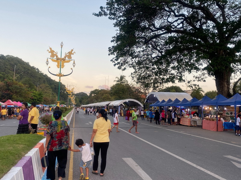 ร่วมชมกิจกรรมงาน “เดิน กิน ชิม เที่ยว ถนนคนเดิน” จังหวัดพัทลุง..คลิก