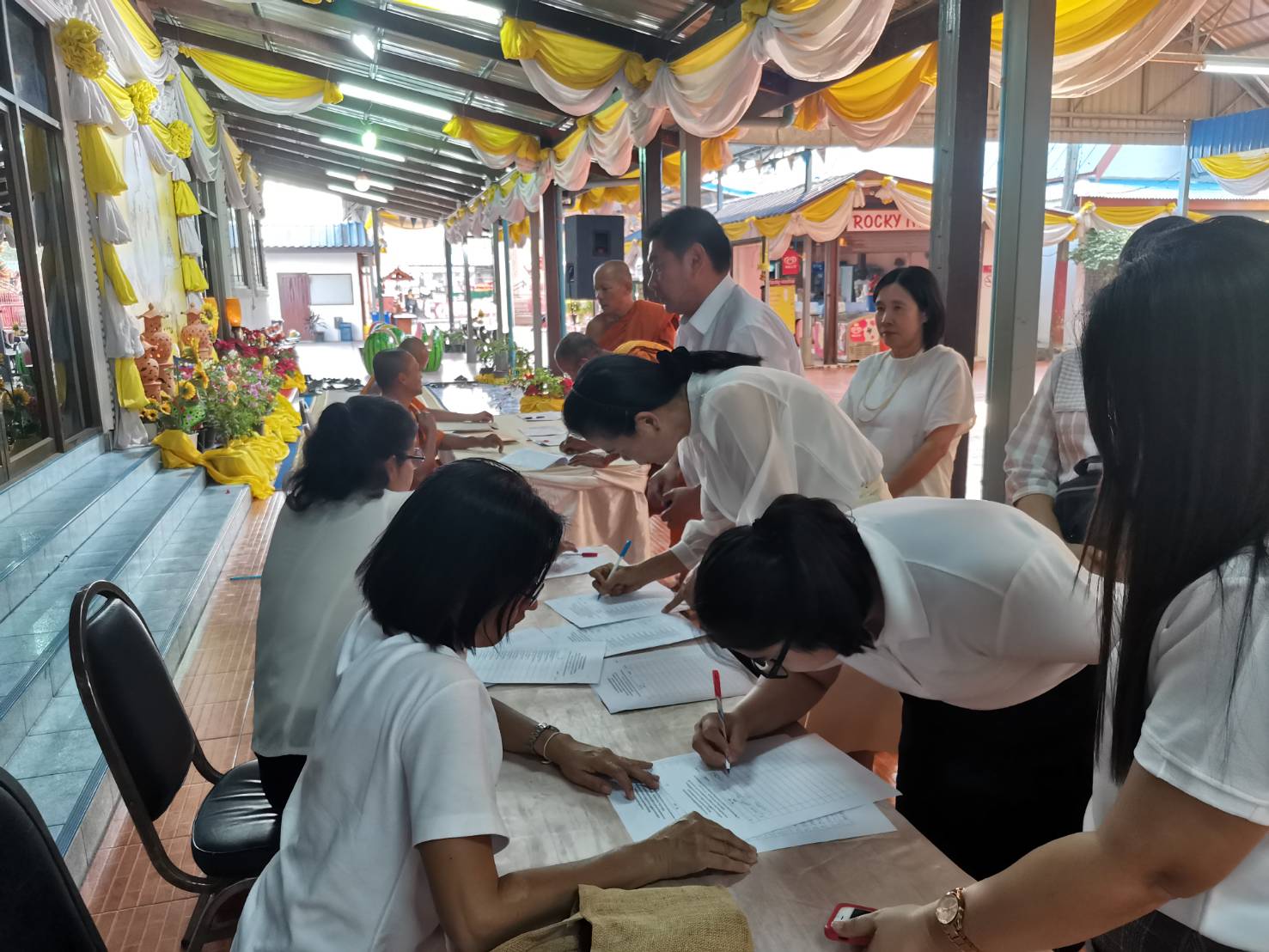 พิธีเจริญพระพุทธมนต์ถวายพระพรชัยมงคล..คลิก