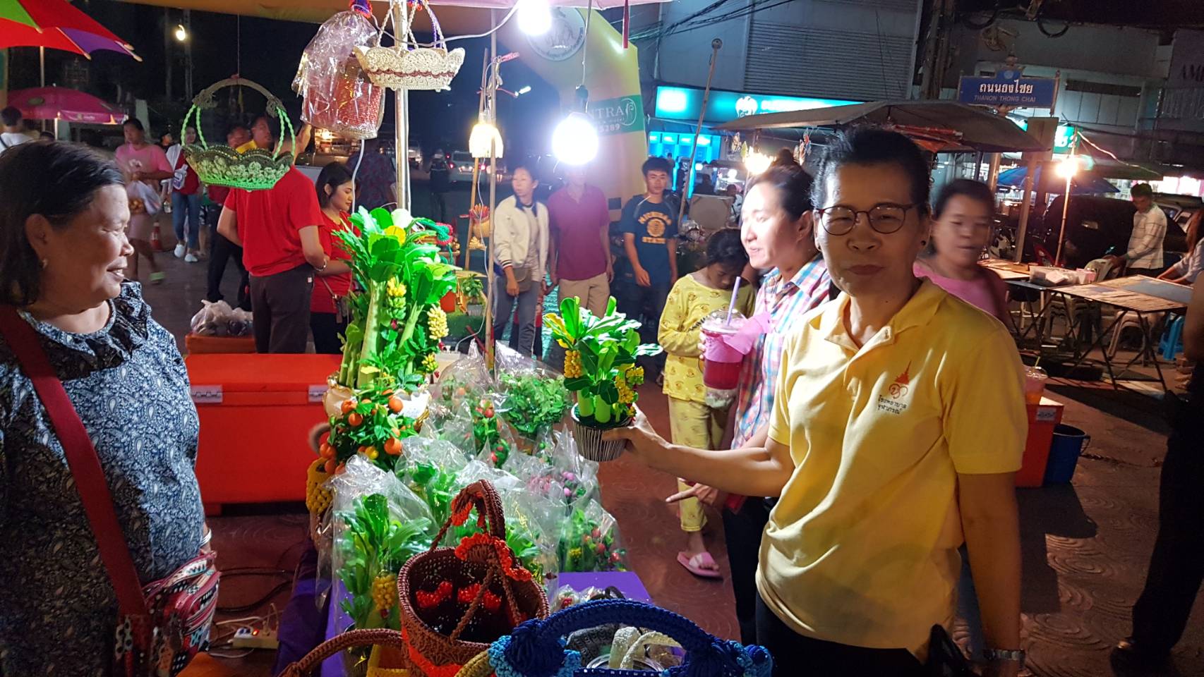 เดิน กิน ชิม เที่ยว ถนนธงไชย จังหวัดนครนายก..คลิก