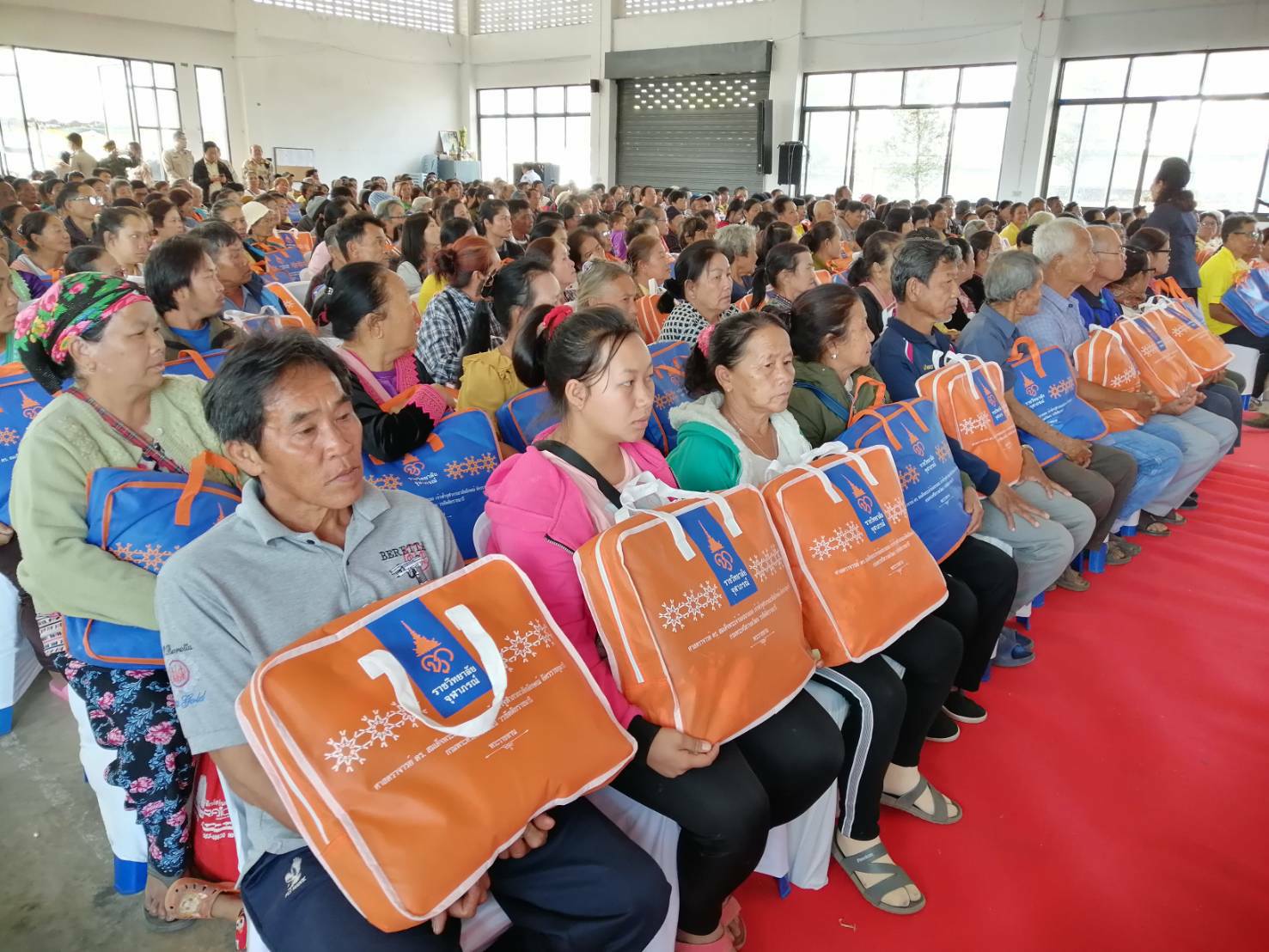 สมเด็จพระเจ้าน้องนางเธอ เจ้าฟ้าจุฬาภรณวลัยลักษณ์ อัครราชกุมารีกรมพระศรีสวางควัฒน วรขัตติยราชนารี โปรดให้ราชวิทยาลัยจุฬาภรณ์ เชิญผ้าห่มกันหนาวพระราชทาน มอบแก่ราษฎรที่ประสบภัยหนาวในจังหวัดเพชรบูรณ์..คลิก
