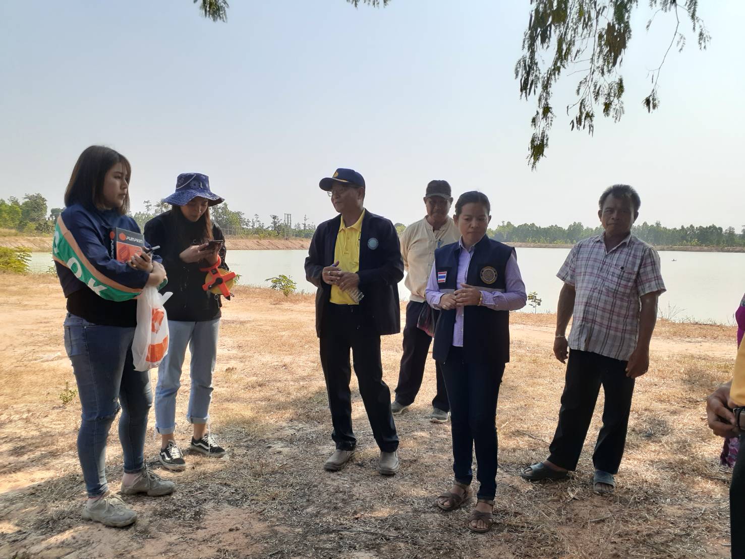 ประมงจังหวัดอุบลราชธานี พร้อมด้วย ประมงอำเภอเดชอุดมสำรวจแหล่งน้ำเพื่อปล่อยกุ้ง โครงการสร้างรายได้จากอาชีพประมงในแหล่งน้ำชุมชน..คลิก