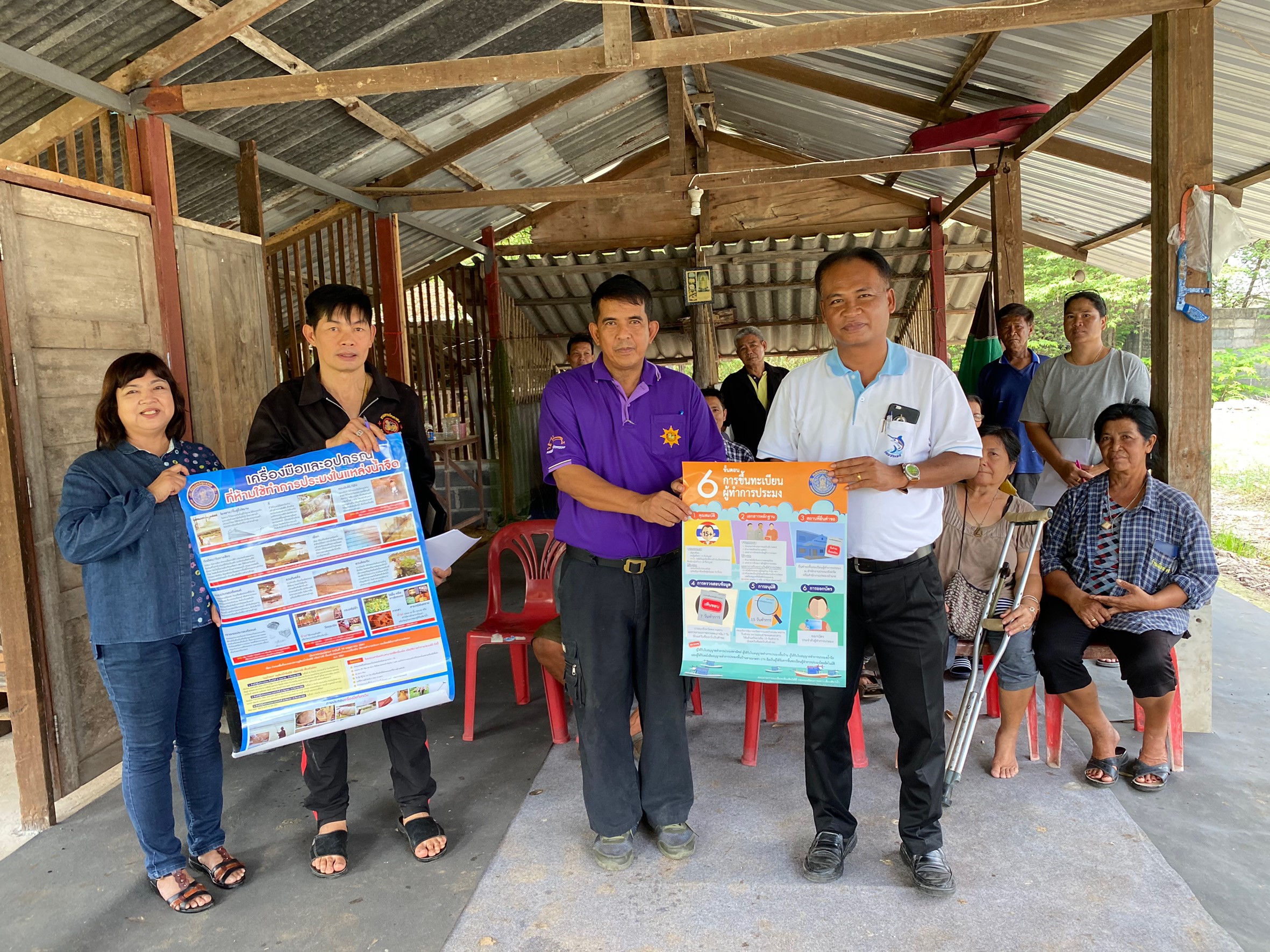 เข้าชี้แจงการขึ้นทะเบียนผู้ทำการประมง และรับขึ้นทะเบียนฯแก่เกษตรกรในพื้นที่  ณ ที่ทำการผู้ใหญ่บ้าน  หมู่ที่ 4  ตำบลพืชอุดม  อำเภอลำลูกกา  จังหวัดปทุมธานี..คลิก
