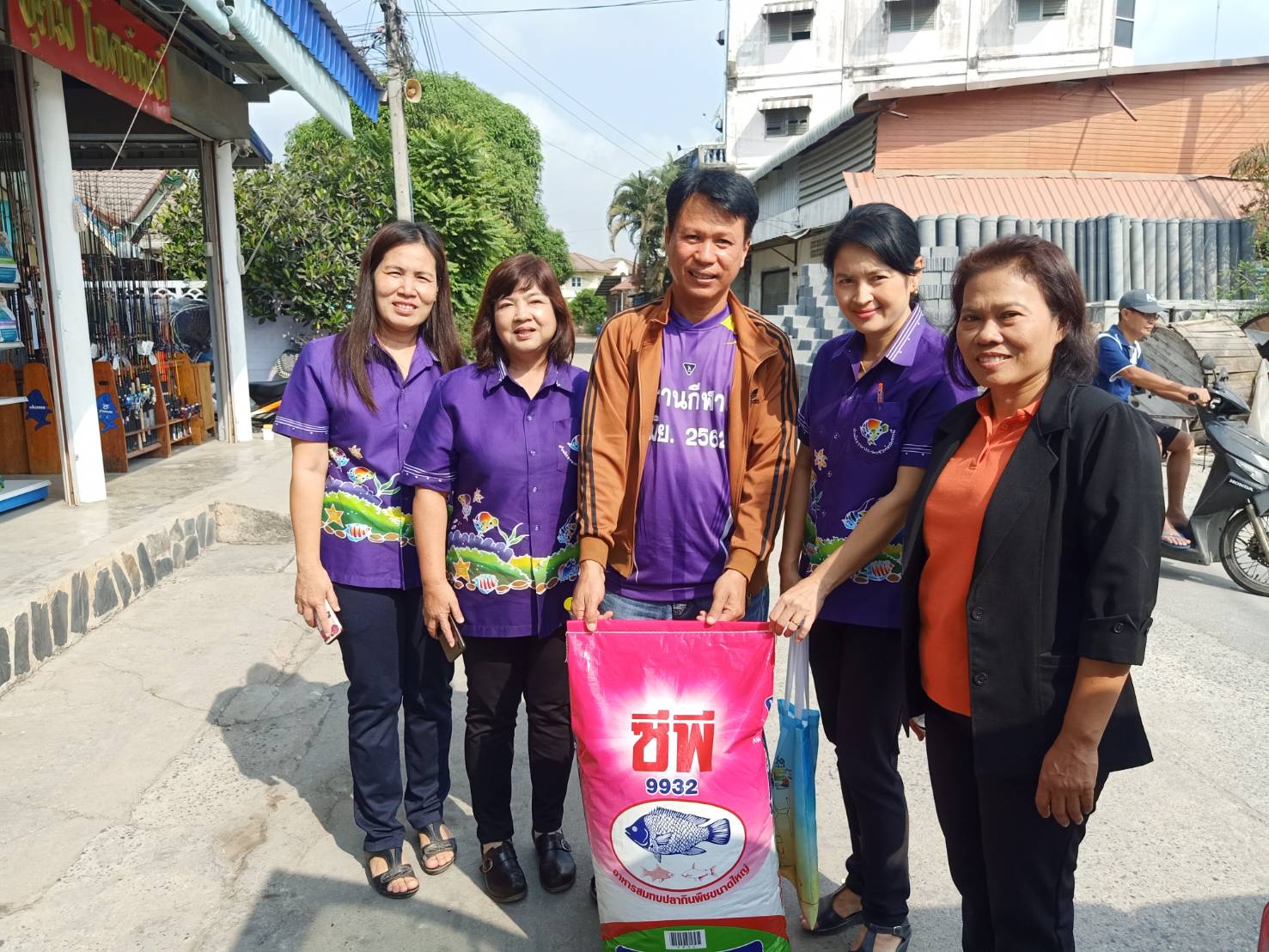 วันที่  6 กุมภาพันธ์  2563 นายธีรทัศน์  ศิริแดง ประมงจังหวัดปทุมธานี  มอบหมายให้      นางทัศนีย์  วัชรกรโยธิน หัวหน้ากลุ่มบริหารจัดการด้านการประมง พร้อมประมงอำเภอลูกกา ประมงอำเภอลาดหลุมแก้ว ประมงอำเภอหนองเสือ ตรวจเยี่ยม และสนับสนุนปัจจัยการผลิต      เพื่อพัฒนาแปลงเรียนรู้การเพิ่มประสิทธิภาพการผลิตสินค้าเกษตร ศูนย์หลักด้านการประมง    จำนวน 5 ศูนย์..คลิก