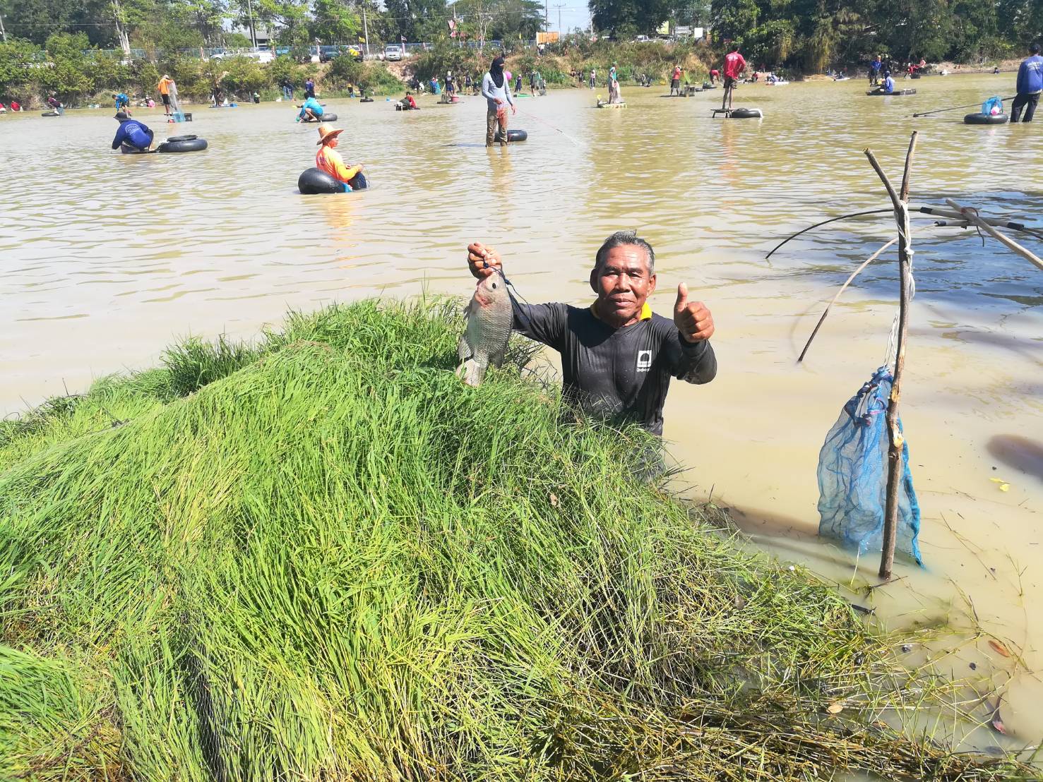 นางสาวสุพรรษา ทองยา ประมงอำเภอเมืองอำนาจเจริญ พร้อมด้วยคณะกรรมการบริหารแหล่งน้ำหนองวัดเก่ากุดน้ำคำ จัดกิจกรรมทอดแห จับปลาเพื่อลดปริมาณสัตว์น้ำที่มีขนาดใหญ่และมีจำนวนมากออกจากแหล่งน้ำ เพื่อเตรียมแหล่งน้ำสำหรับปล่อยกุ้งก้ามกรามตามโครงการสร้างรายได้จากอาชีพประมงในแหล่งน้ำชุมชน..คลิก