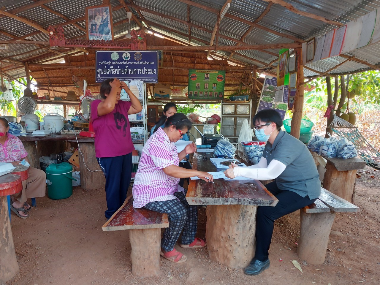วันที่ 17 มีนาคม 2563 ลงพื้นที่ตรวจเยี่ยมและมอบจุลินทรีย์ ปม.1ให้กับสมาชิกกลุ่มเกษตรกรแปลงใหญ่ปลาตะเพียนขาว  ประจำปีงบประมาณ 2563..คลิก