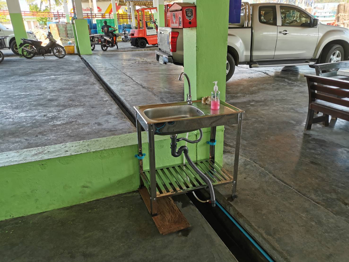 สำนักงานประมงอำเภอขนอม ดำเนินการประชาสัมพันธ์เกี่ยวกับแนวทางปฏิบัติในการดำเนินงานของท่าเทียบเรือประมงที่ขึ้นทะเบียนกับกรมประมง ภายใต้สถานการณ์แพร่ระบาดของโรคติดเชื้อไวรัสโคโรนา 2019 (COVID-19)..คลิก