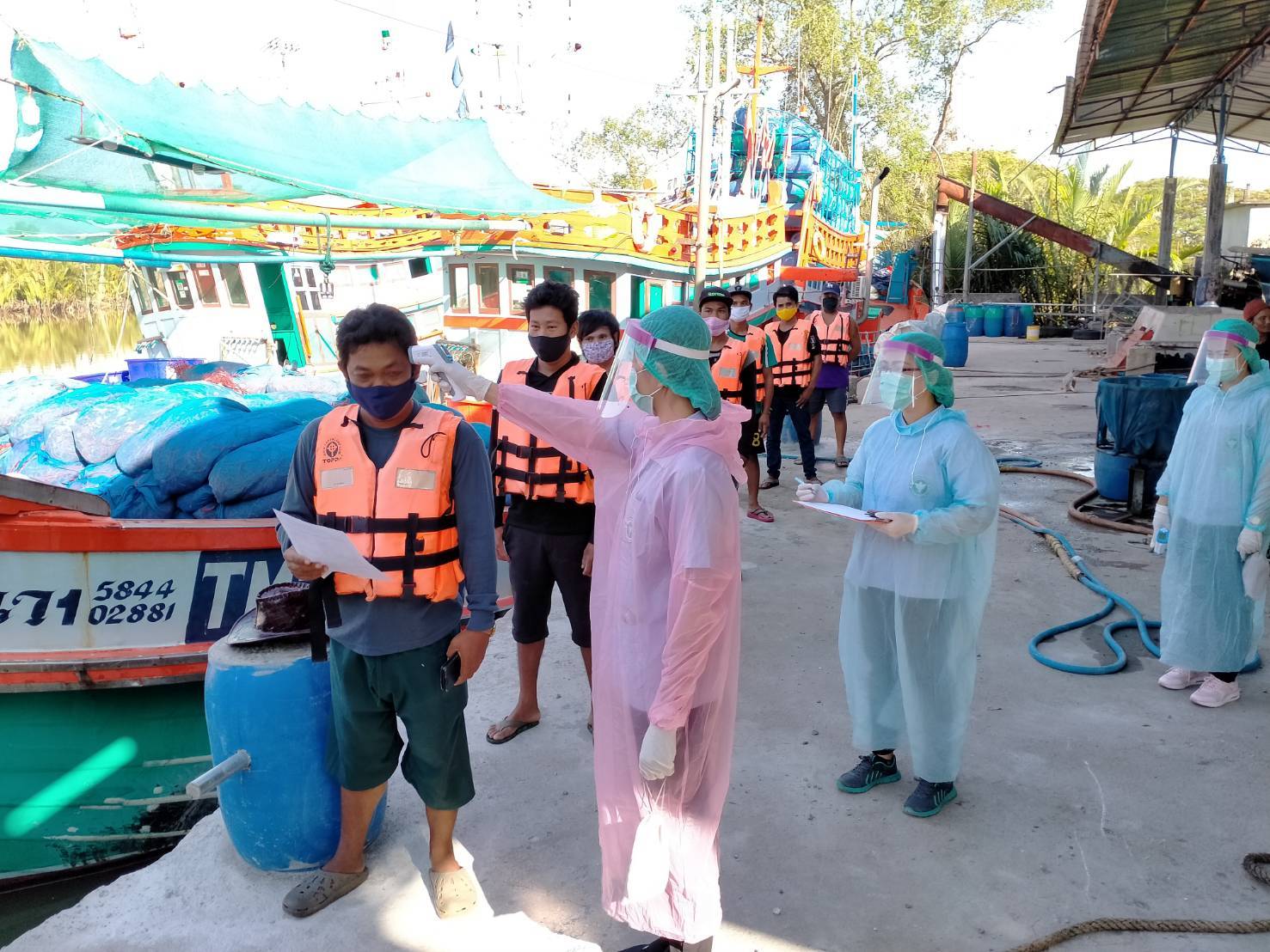 สำนักงานประมงอำเภอเมืองนครศรีธรรมราช ร่วมปฏิบัติงานในการตรวจคัดกรองแรงงานในเรือประมง ณ ท่าเทียบเรือประมง พื้นที่อำเภอเมือง จังหวัดนครศรีธรรมราช..คลิก