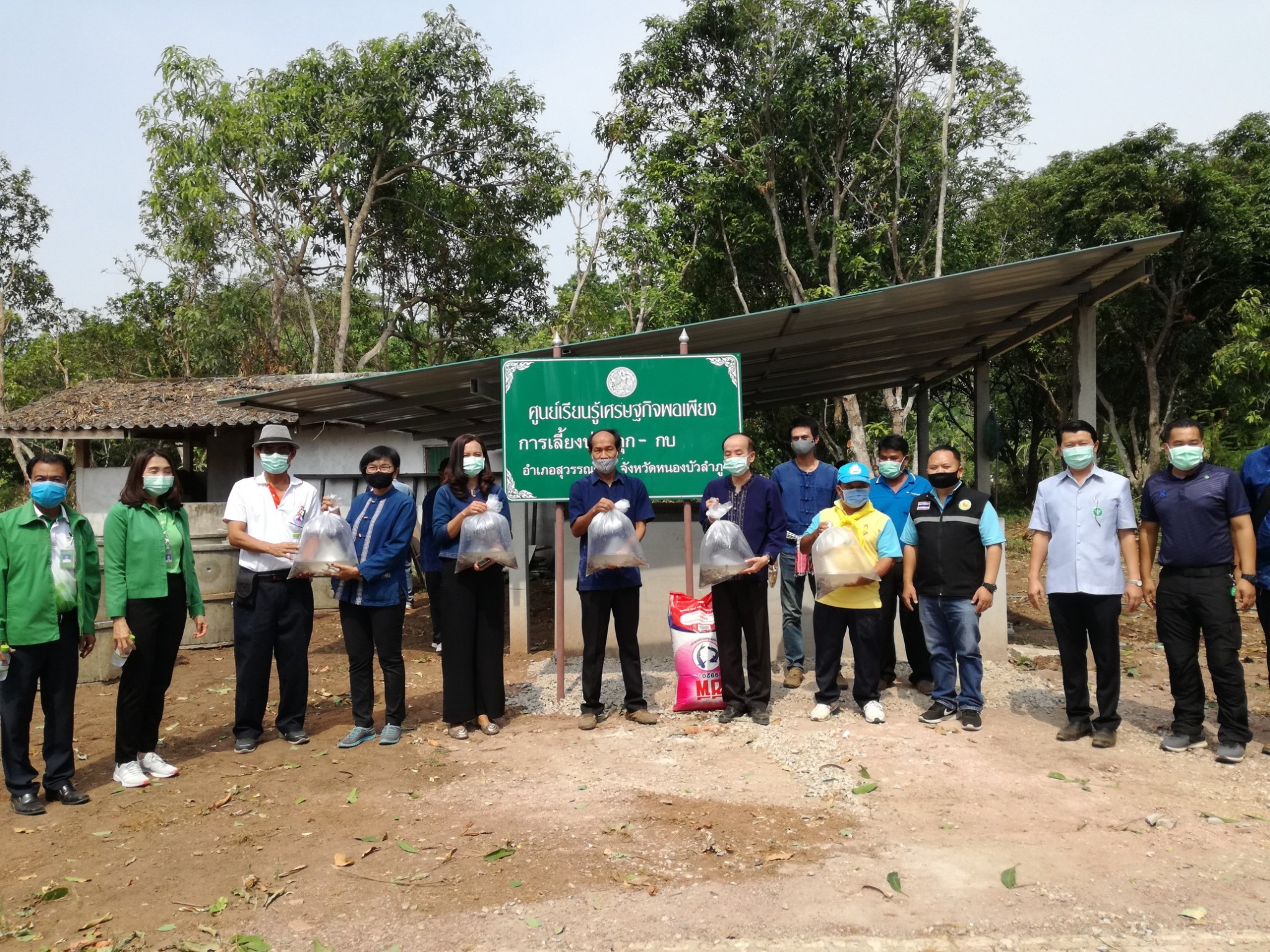 วันที่ 23 เมษายน 2563 นายสาโรจน์ สนิทไทย ประมงอำเภอสุวรรณคูหา..คลิก