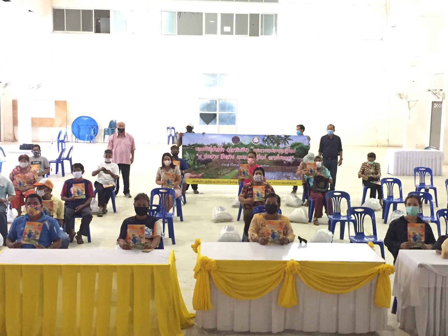 สนับสนุนพันธุ์สัตว์น้ำภายใต้โครงการส่งเสริมและสร้างทักษะในการประกอบอาชีพทั้งในและนอกภาคการเกษตร กิจกรรมส่งเสริมเกษตรทฤษฏีีใหม่ด้านการประมง  ให้กับเกษตรกรที่คัดเลือกในปีงบประมาณ 2563 ของอำเภอปากพะยูน..คลิก