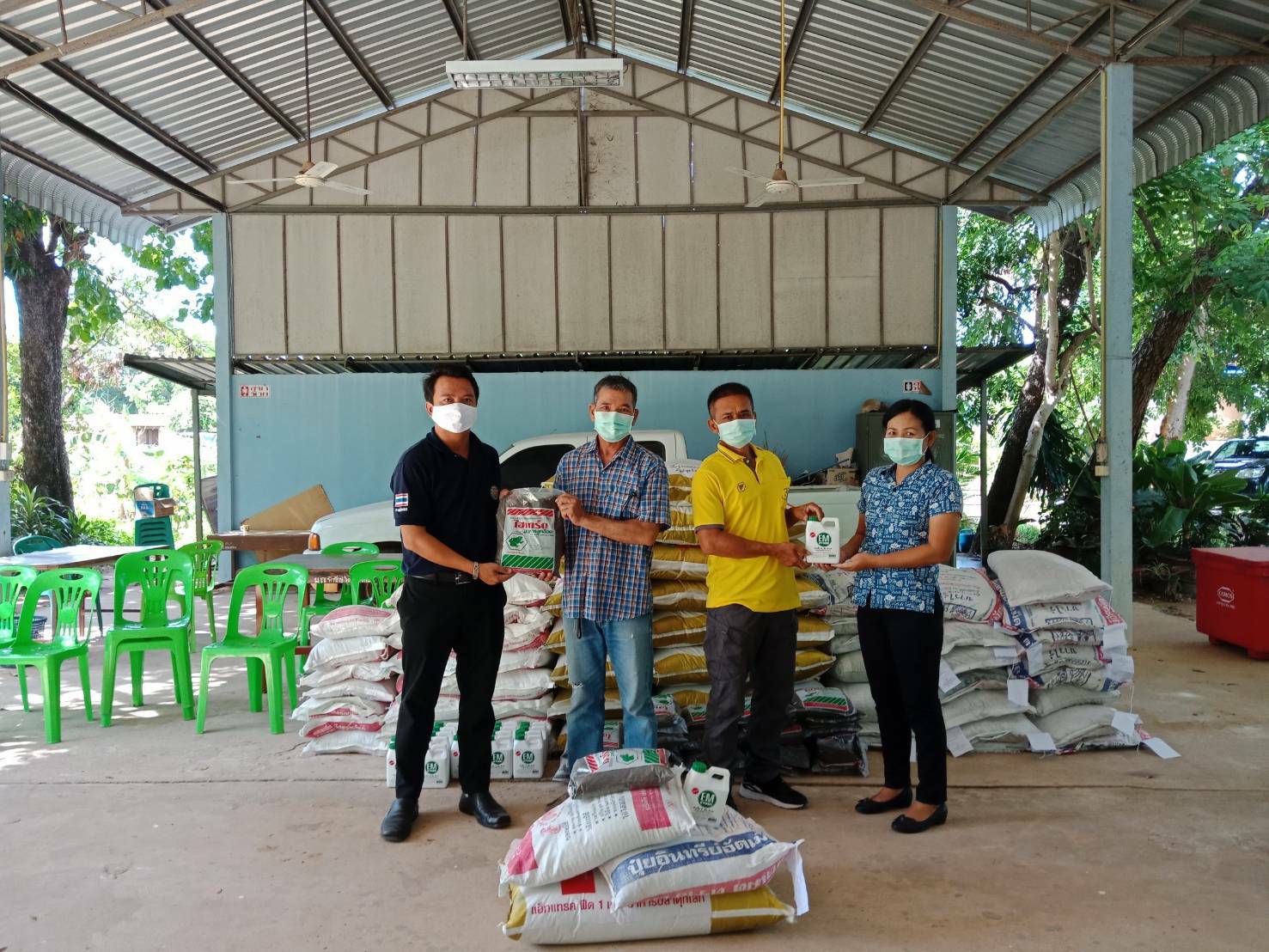 ประมงอำเภอชุมพวงมอบปัจจัยการผลิตแก่เกษตรกรที่เข้าร่วมโครงการบริหารจัดการการผลิตสินค้าเกษตรตามแผนที่เกษตรเพื่อการบริหารจัดการเชิงรุก (Agri-Map)..คลิก