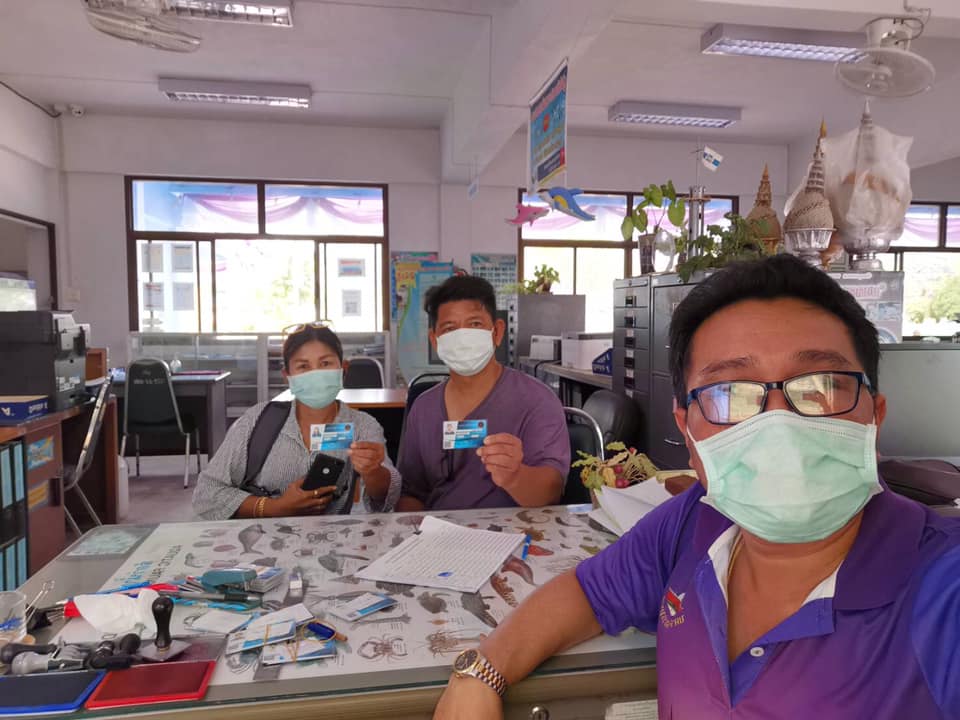 สำนักงานประมงอำเภอขนอมให้บริการแจกจ่ายบัตรประจำตัวผู้ทำการประมง ( ทบ.3) ให้แก่ชาวประมงที่ขึ้นทะเบียน ในพื้นที่อำเภอขนอม..คลิก