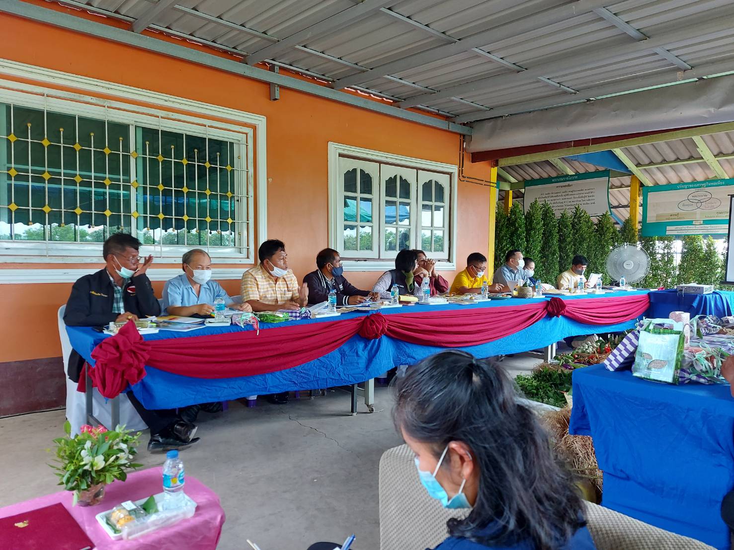 วันที่ 22 มิถุนายน 2563 เวลา 13.30 น. นางสาวรัชนีบูลย์ ทิพย์เนตร ประมงอำเภอองครักษ์ ร่วมเป็นเกียรติและให้กำลังใจการประกวดกิจกรรมพัฒนาชุมชนดีเด่น ที่ ม.4 ต.องครักษ์ อ.องครักษ์ จ.นครนายก..คลิก