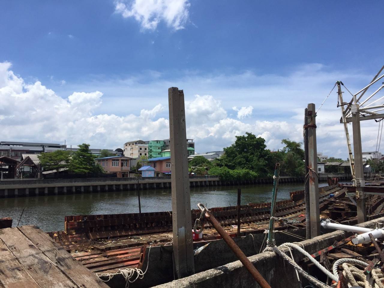 ตรวจสอบเรือประมงระหว่างการรื้อทำลาย จำนวน 2 ลำ..คลิก