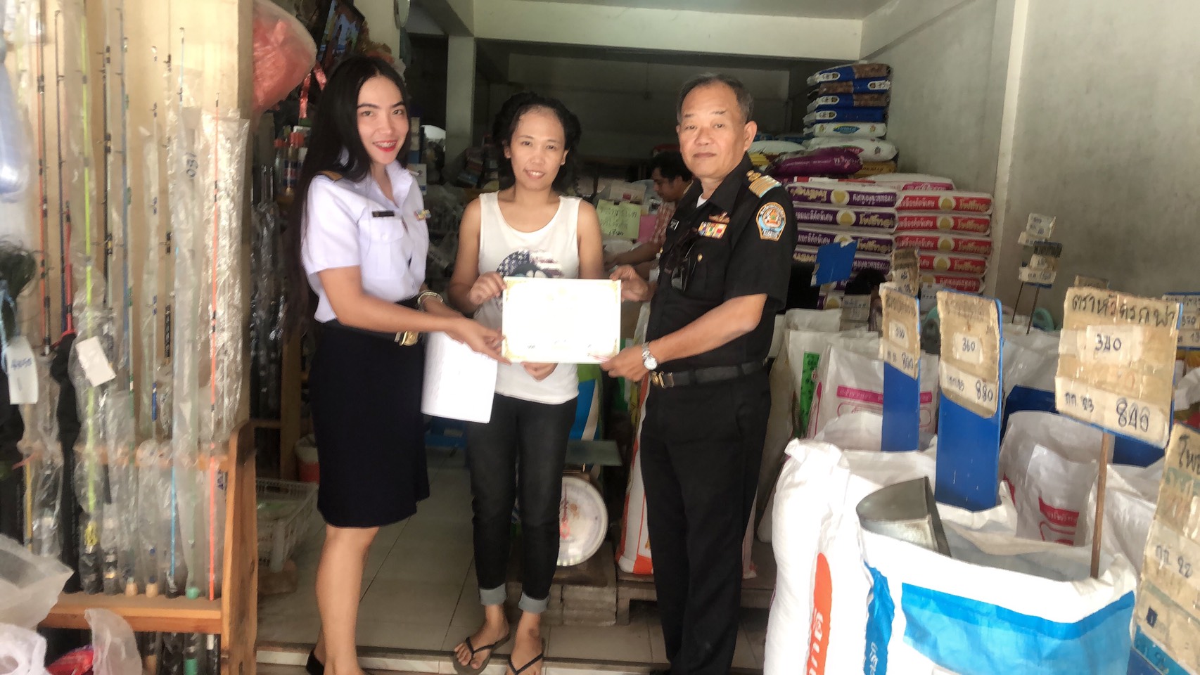 สำนักงานประมงอำเภอถ้าพรรณรา ร่วมบูรณาการการทำงานโดยการบังคับใช้กฏหมาย ออกตรวจร้านค้าจำหน่ายอาหารสัตว์และเคมีภัณฑ์ทางด้านการเลี้ยงสัตว์ เพื่อให้ร้านค้าปฏิบัติตาม พรบ.ควบคุมคุณภาพอาหารสัตว์ พ.ศ.2558 ในพื้นที่?อำเภอถ้ำพรรณรา จังหวัดนครศรีธรรมราช