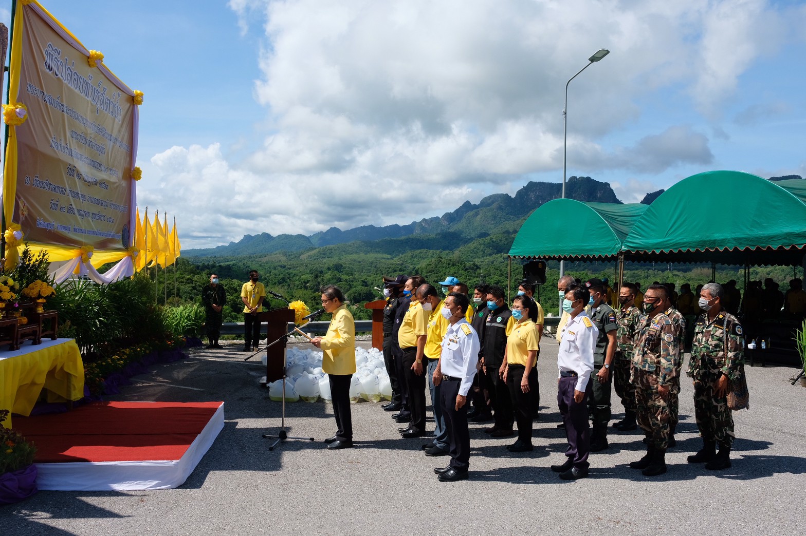 พิธีปล่อยพันธุ์สัตว์น้ำเนื่องในวันเฉลิมพระชนมพรรษา   พระบาทสมเด็จพระปรเมนทรรามาธิบดีศรีสินทรมหาวชิราลงกรณฯ พระวชิรเกล้าเจ้าอยู่หัว..คลิก