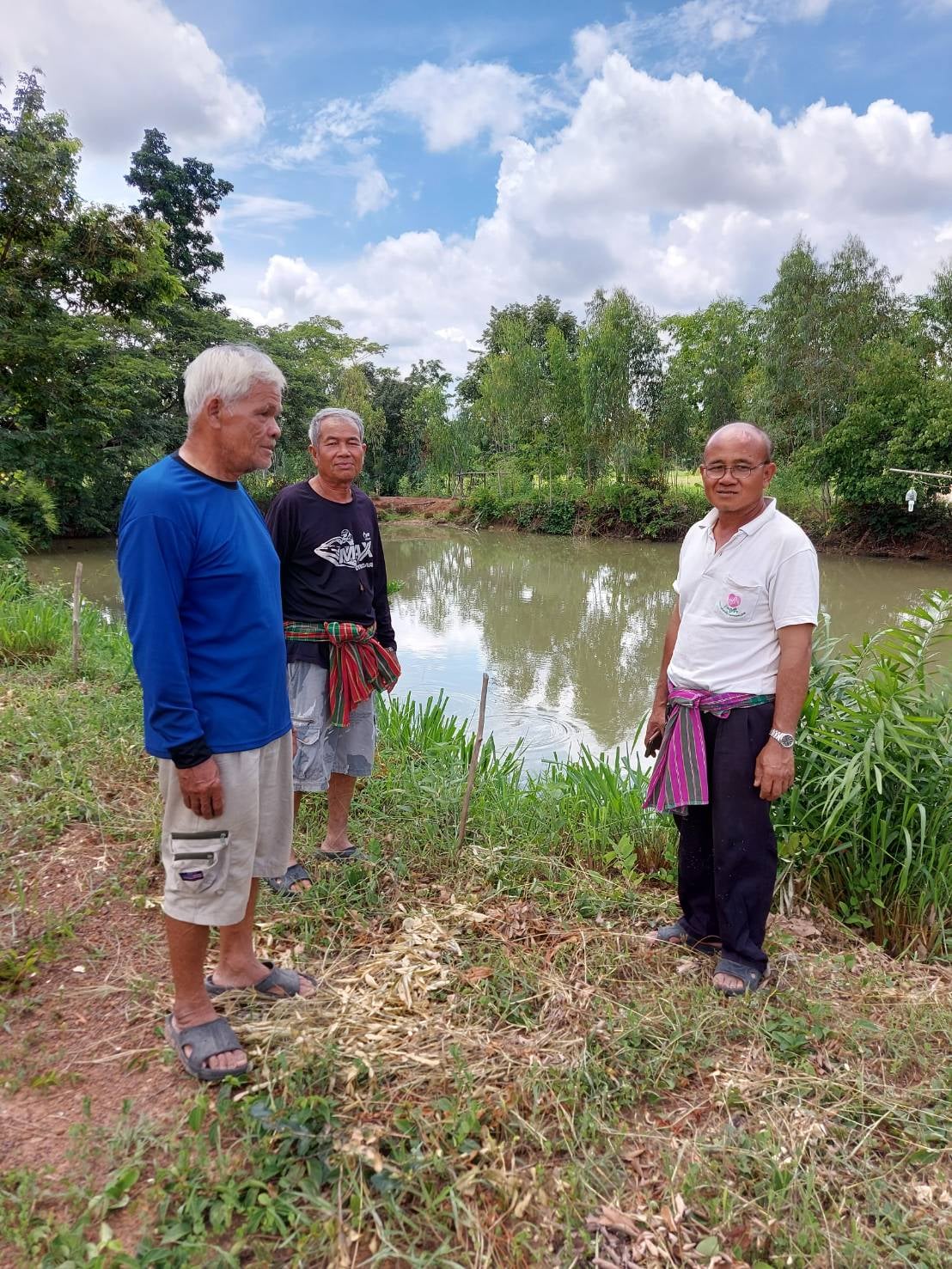 วันที่ 21 กรกฎาคม 2563  ประมงอำเภอเมืองหนองบัวลำภู ออกปฏิบัติงานเพื่อติดตามและให้คำแนะนำในการเตรียมความพร้อมเพื่อรับการสนับสนุนปัจจัยการผลิตแก่เกษตรกรที่เข้าร่วมโครงการส่งเสริมเกษตรอินทรีย์ด้านการประมงที่บ้านโนนขมิ้น