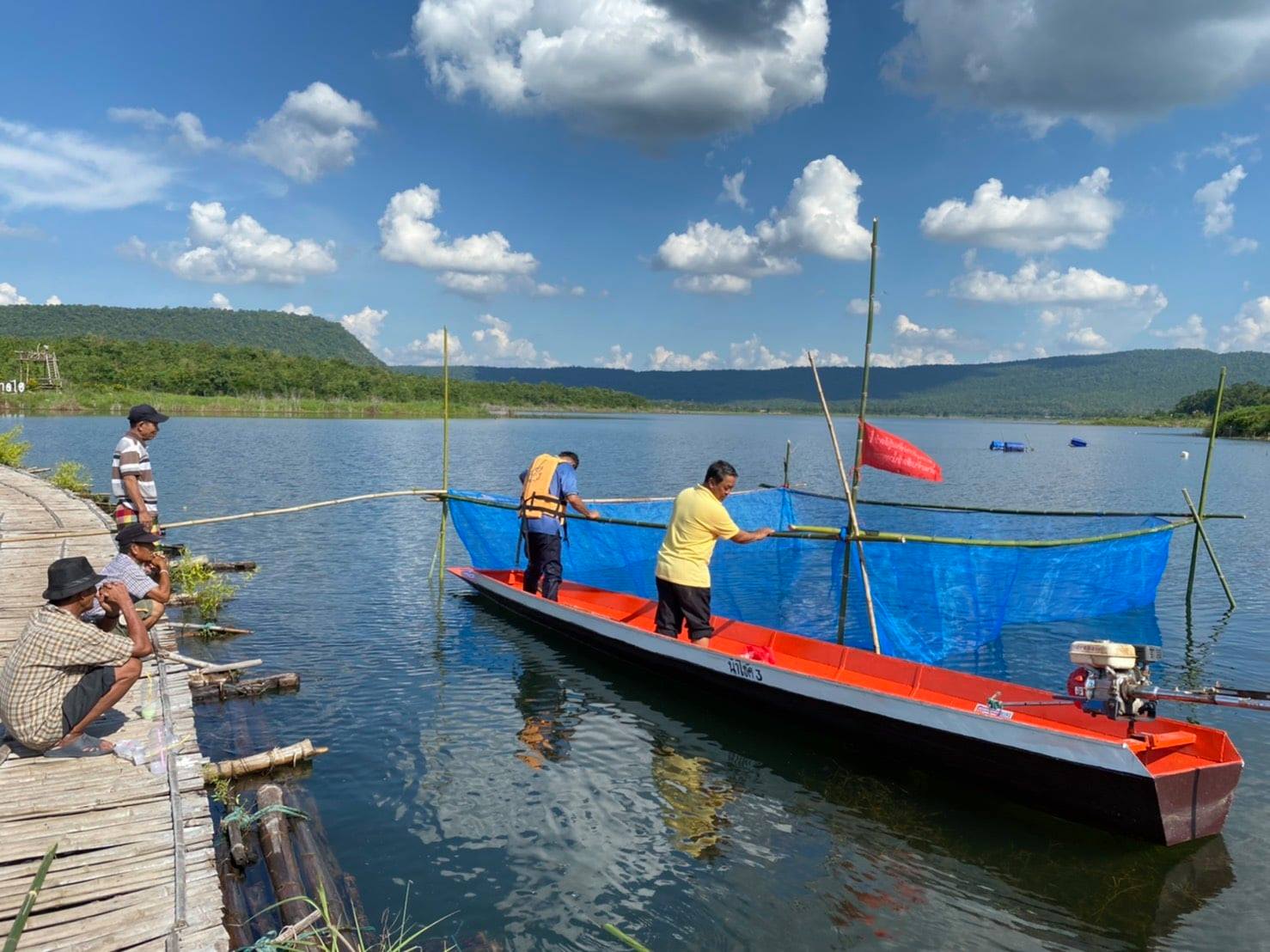 วันที่ 25 กรกฎาคม 2563  ประมงจังหวัดหนองบัวลำภู ตรวจเยี่ยมให้กำลังใจทีมงานชุดเฉพาะกิจควบคุมการทำการประมงอ่างเก็บน้ำเขื่อนอุบลรัตน์ในฤดูน้ำแดง ประจําปี 2563
