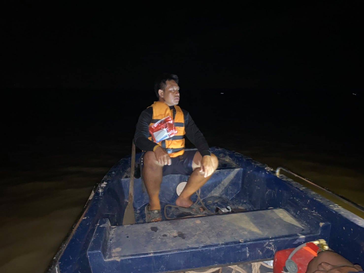 วันที่ 25 กรกฎาคม 2563 เวลา 19.30 -เวลา 21.30 น. ชุดเฉพาะกิจควบคุมการทำการประมงอ่างเก็บน้ำเขื่อนอุบลรัตน์ ในช่วงฤดูน้ำแดง ประจำปี 2563  ได้ออกปฏิบัติงานตรวจตราป้องปรามเฝ้าระวังการทำการประมงที่ผิดกฎหมายบริเวณเขตอนุรักษ์พันธุ์สัตว์น้ำ