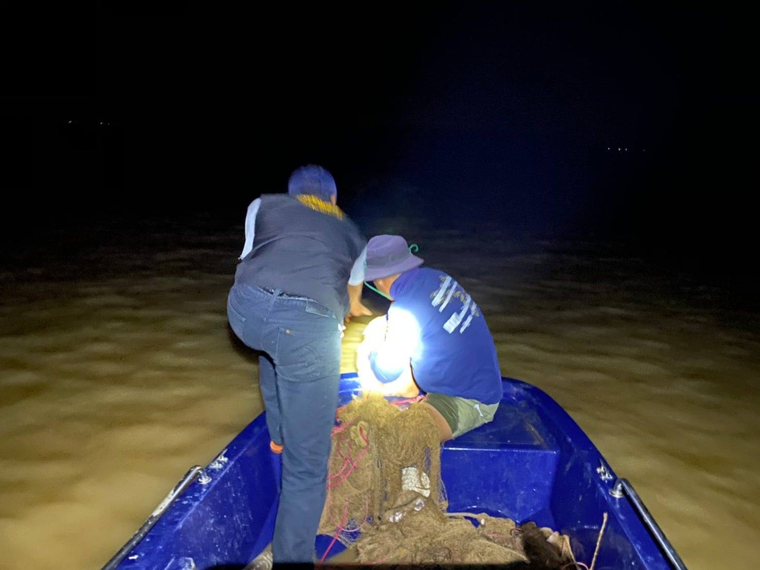 วันที่ 25 กรกฎาคม 2563 เวลา 19.30 -เวลา 21.30 น. ชุดเฉพาะกิจควบคุมการทำการประมงอ่างเก็บน้ำเขื่อนอุบลรัตน์ ในช่วงฤดูน้ำแดง ประจำปี 2563  ได้ออกปฏิบัติงานตรวจตราป้องปรามเฝ้าระวังการทำการประมงที่ผิดกฎหมายบริเวณเขตอนุรักษ์พันธุ์สัตว์น้ำ..คลิก