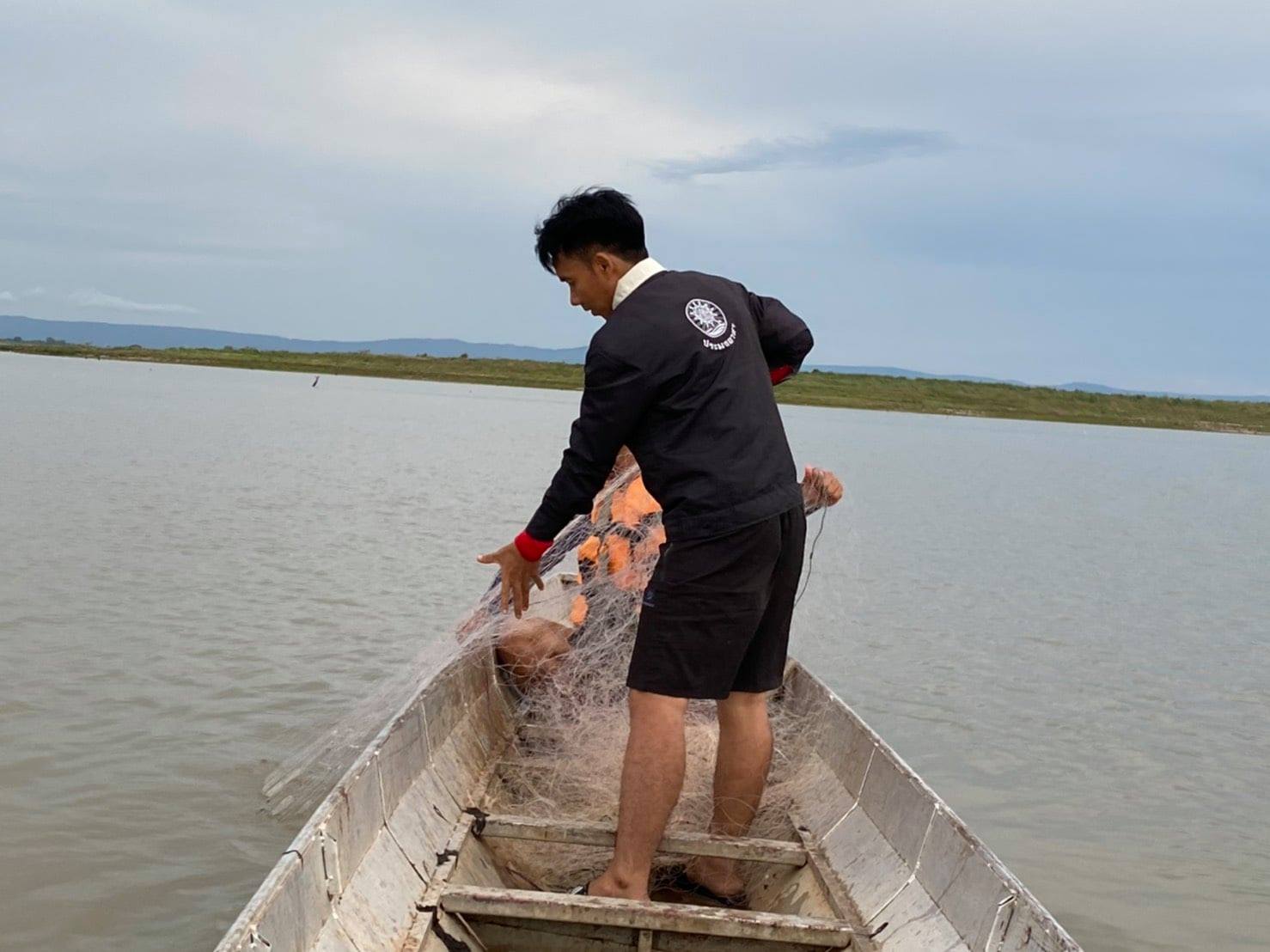 วันที่ 28 กรกฎาคม 2563 ชุดเฉพาะกิจควบคุมการทำการประมงอ่างเก็บน้ำเขื่อนอุบลรัตน์ ในช่วงฤดูน้ำแดง ประจำปี 2563  ได้ออกปฏิบัติงานตรวจตราป้องปรามเฝ้าระวังการทำการประมงที่ผิดกฎหมายบริเวณเขตอนุรักษ์พันธุ์สัตว์น้ำ