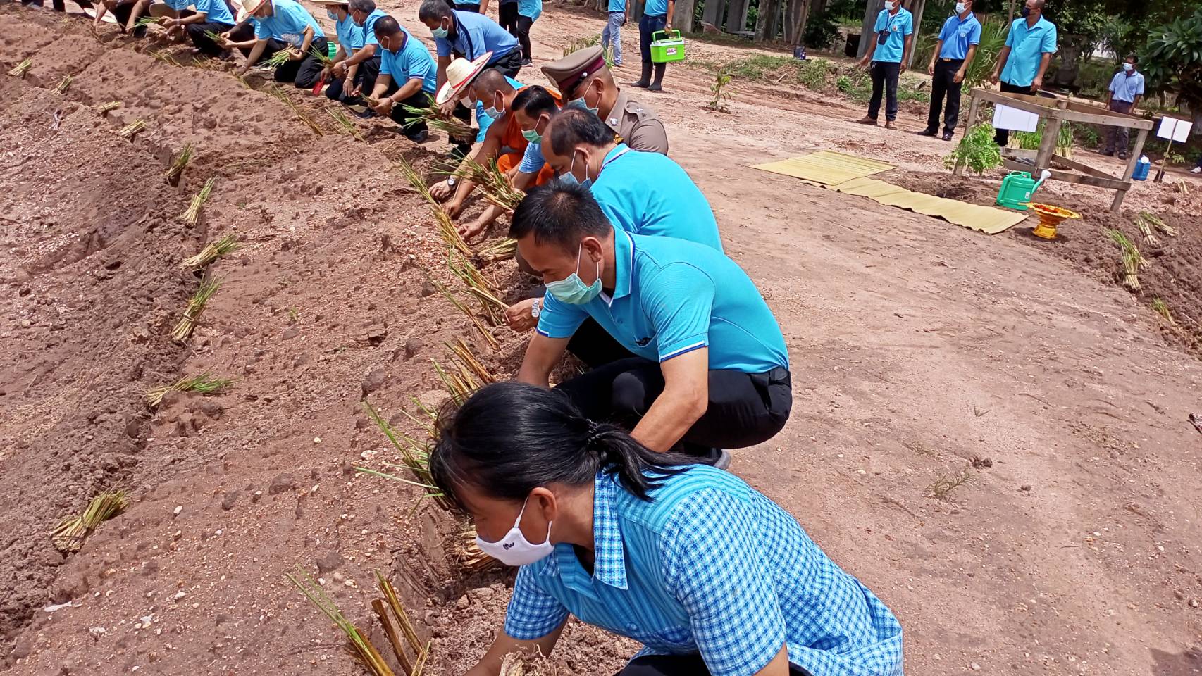 ร่วมพิธีเปิด โครงการรณณรงค์ปลูกหญ้าแฝกเพื่อการอนุรักษ์ดินและน้ำ เนื่องในวันเฉลิมพระชนมพรรษา สมเด็จพระนางเจ้าสิริกิติ์ พระบรมราชินีนาถ พระบรมราชชนนีพันปีหลวง..คลิก
