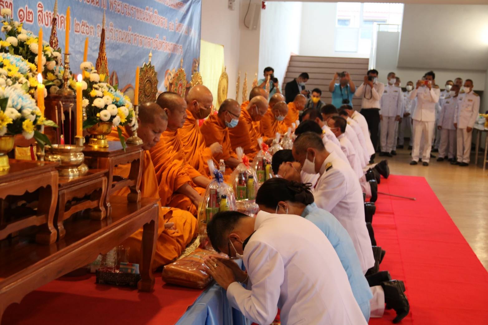 ร่วมพิธีทำบุญตักบาตร และร่วมลงนามถวายพระพร เนื่องในวันเฉลิมพระชนมพรรษา สมเด็จพระนางเจ้าสิริกิติ์ พระบรมราชินีนาถ พระบรมราชชนนีพันปีหลวง..คลิก