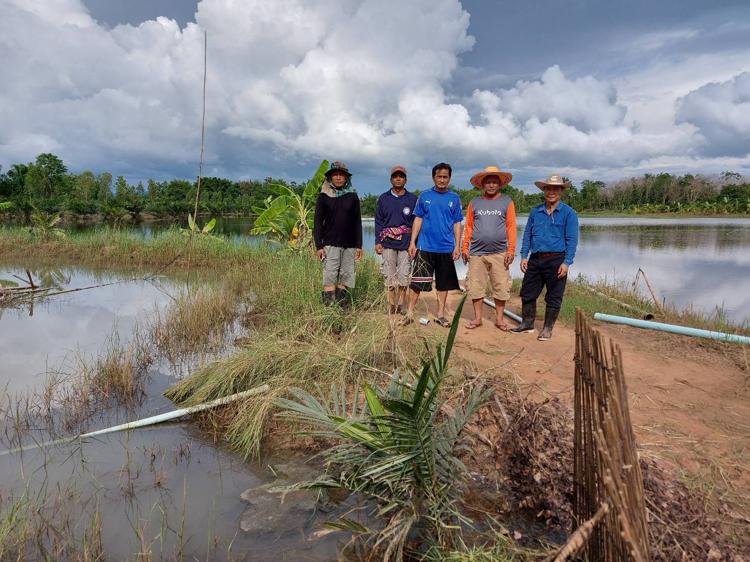 วันที่ 22 สิงหาคม 2563 ประมงอำเภอเมืองหนองบัวลำภู ออกปฏิบัติงานเพื่อสำรวจและตรวจสอบความเสียหายของเกษตรกรที่น้ำท่วมบ่อปลาจากพายุซินลากู  อำเภอเมืองหนองบัวลำภู จังหวัดหนองบัวลำภู..คลิก