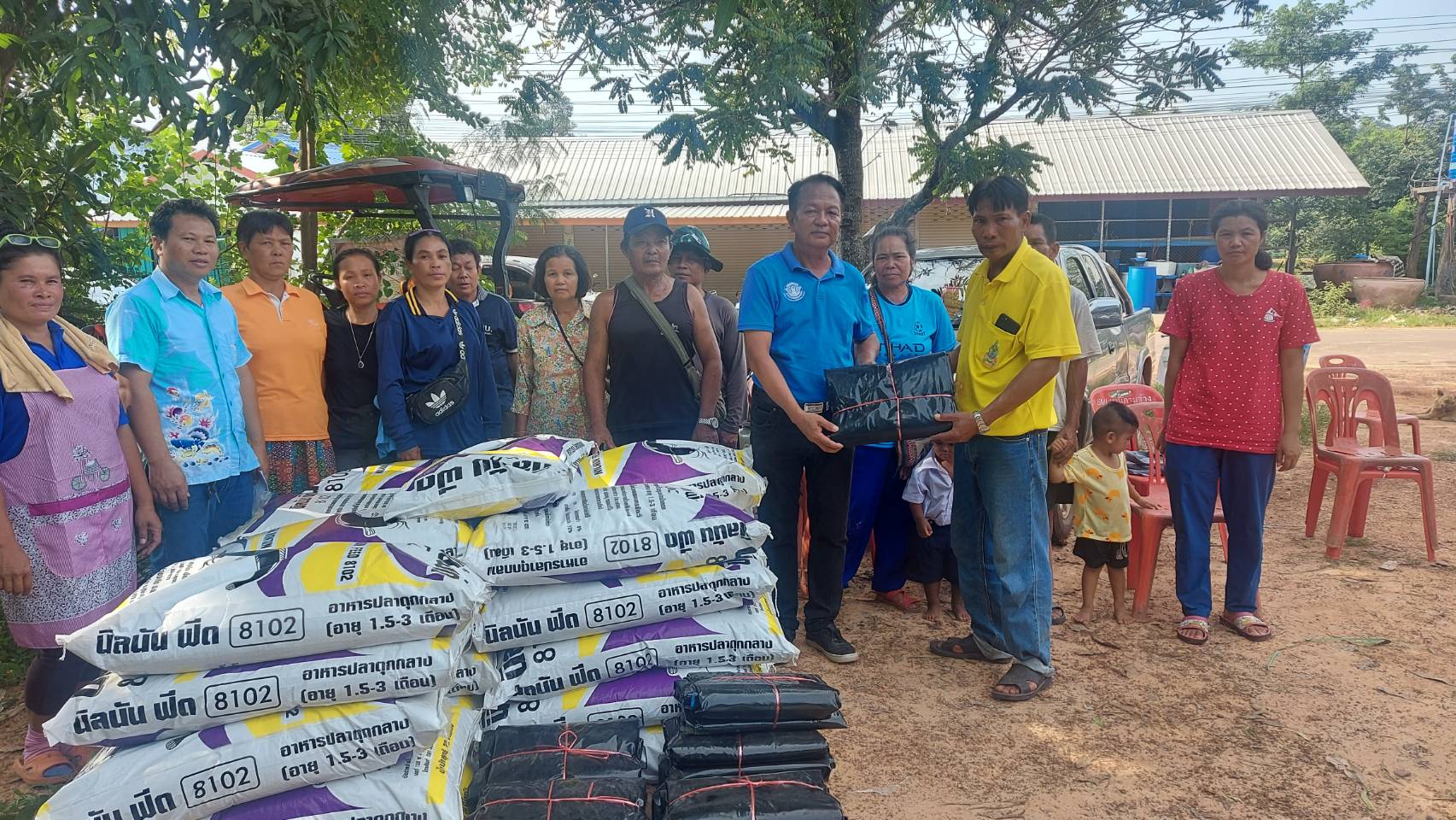 มอบปัจจัยการผลิต โครงการพัฒนาพื้นที่ลุ่มน้ำห้วยบางทรายตอนบนอันเนื่องมาจากพระราชดำริ หลักสูตร การเพาะเลี้ยงสัตว์น้ำและการแปรรูป (งบพัฒนาจังหวัด ปี 2563)