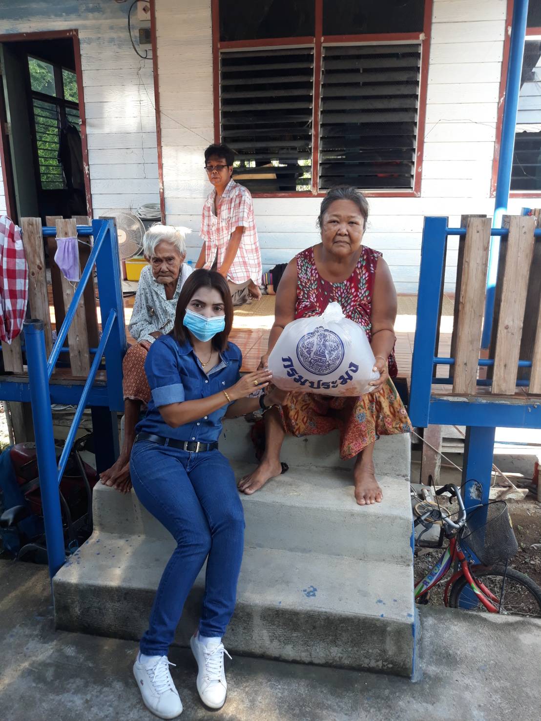 มอบปัจจัยการผลิต (พันธุ์ปลานิลแดง) แก่เกษตรกรที่เข้าร่วมโครงการส่งเสริมและสร้างทักษะในการประกอบอาชีพทั้งในและนอกภาคการเกษตร..คลิก