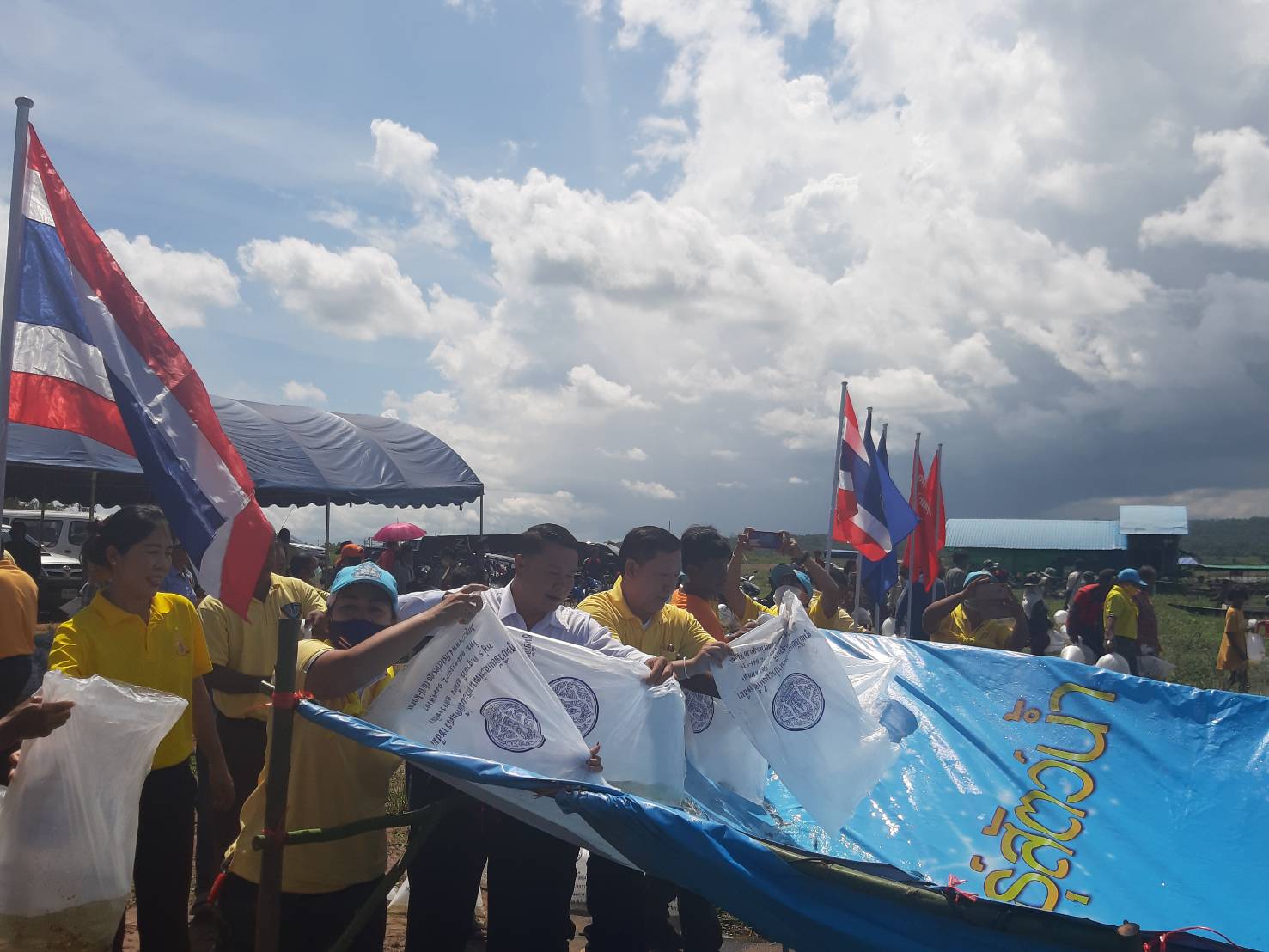 พิธีปล่อยพันธุ์สัตว์น้ำเพื่อรักษานิเวศในอ่างเก็บน้ำของกรมชลประทาน ณ อ่างเก็บน้ำลำแชะ อ.ครบุรี จ.นครราชสีมา