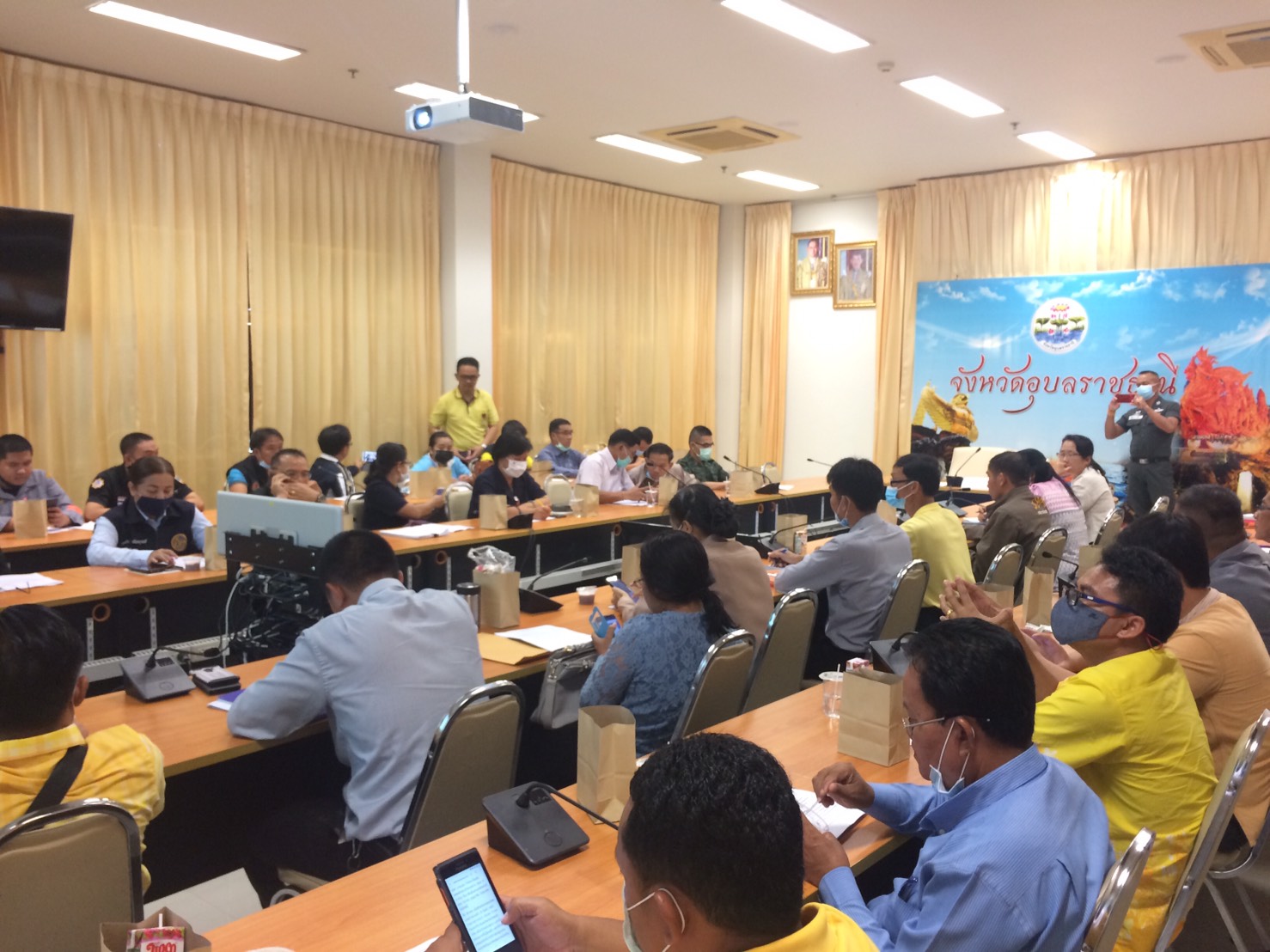 การประชุมซักซ้อมแนวทางการให้ความช่วยเหลือผู้ประสบภัยพิบัติกรณีฉุกเฉิน จังหวัดอุบลราชธานี ครั้งที่ 1/2563 ณ ห้องประชุม POC จังหวัดอุบลราชธานี ชั้น 4 ศาลากลางจังหวัดอุบลราชธานี..คลิก